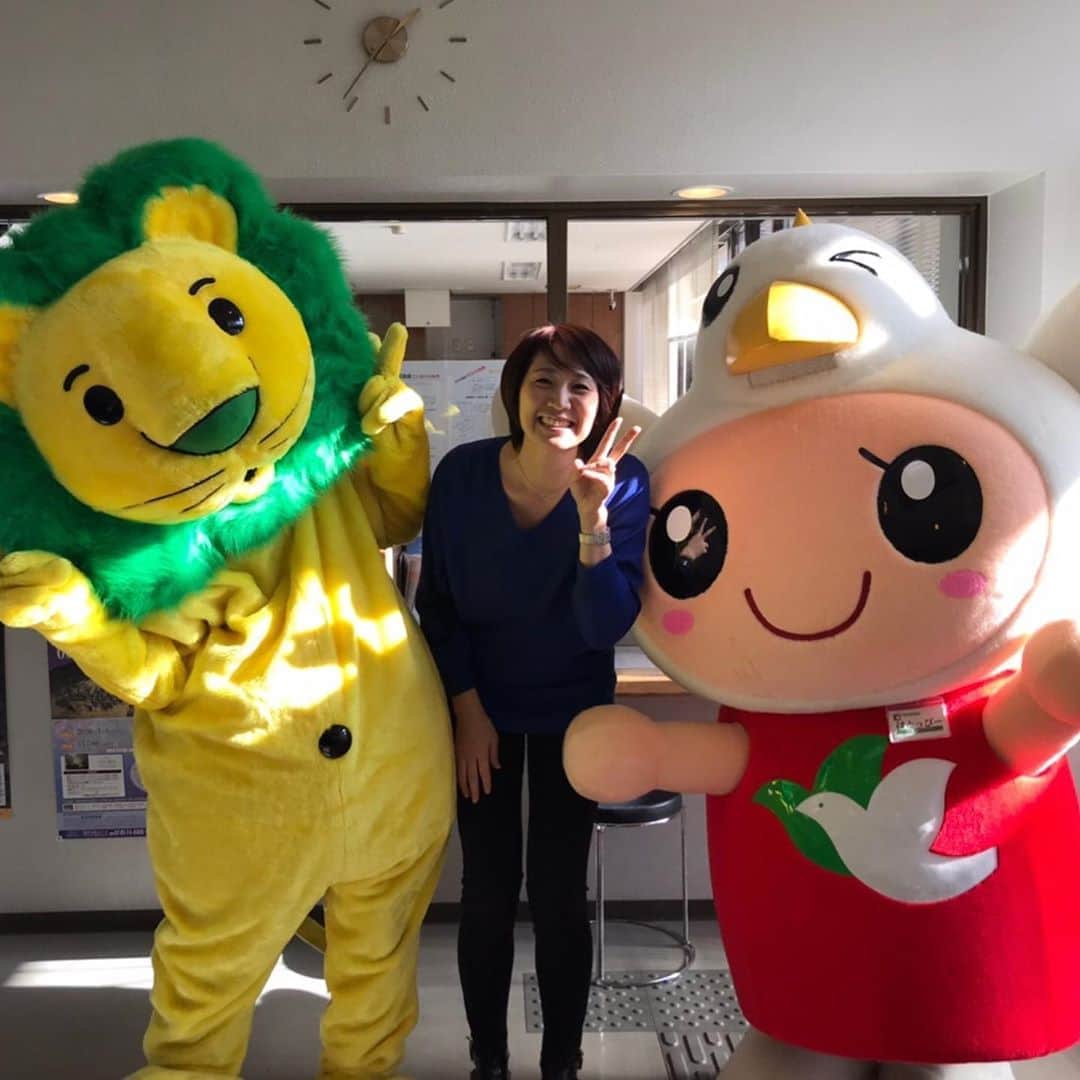 高橋みゆきのインスタグラム：「今日一緒にお仕事したライオンちゃん🦁ハトッピー🐦 ステキなお土産いただきました😆🙌 #ライオン #平和堂 #お土産 #嬉しすぎる #お味噌汁好き #全部美味しそう🤤 #クラ吉の歯磨きシート #この前売り切れててなかった #愛用品ばかり #ありがとうございます！！」