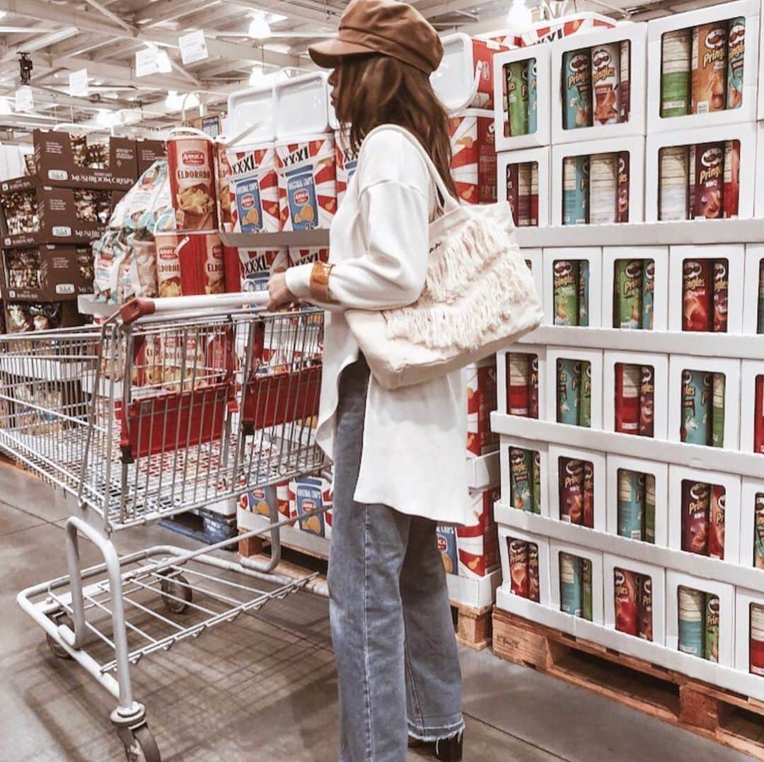 ラレイアのインスタグラム：「🌴 明日が最終日です！ お買い物マラソンcheckはお済みですか？😊 ・ クーポン配布もポイント20倍も今だけなのでお見逃しなく✨ ・ Re LifeのアウトポケットVフリンジトートも使いやすく大好評🧡 こちら完売間近なのでお早めに😌💞 ・ THANK YOU #Repost @taca.o3o ♡♡♡ ・ @laleia_official  #relife#bag#hawaii#aloha#surf#beach#laleia#フォトジェニック#インスタ映え#インスタ女子#アロハ#ビーチ#海を感じる雑貨#ラレイア#楽天#ビーチガール#サーフスタイル#大人カジュア#秋#秋コーデ#秋ファッション#バッグ#ポーチ#トートバッグ」