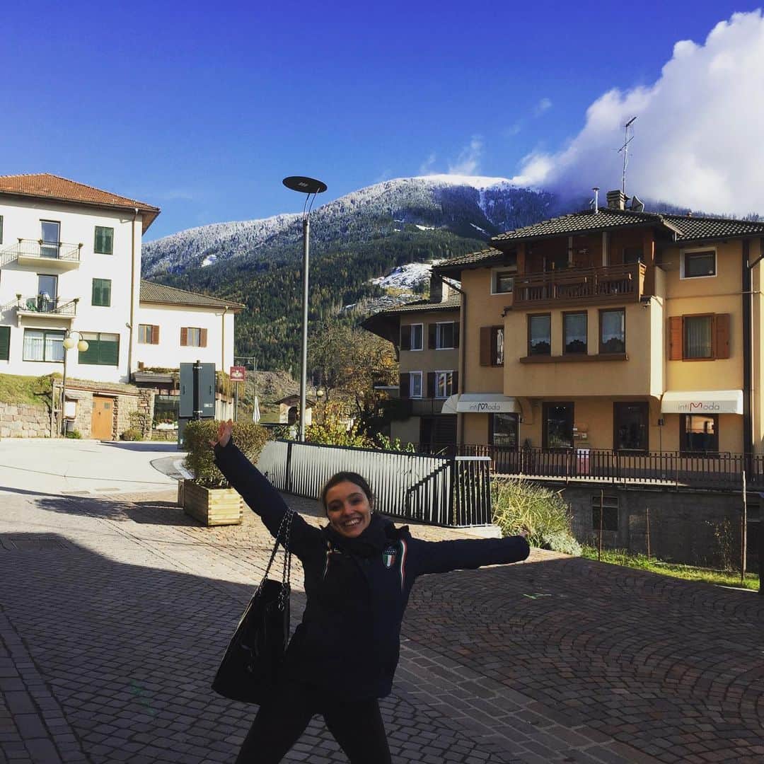 ジャダ・ルッソのインスタグラム：「Ridi sempre, ridi, fatti credere pazzo, ma mai triste. Ridi anche se ti sta crollando il mondo addosso, continua a sorridere. Ci son persone che vivono per il tuo sorriso e altre che rosicheranno quando capiranno di non essere riuscite a spegnerlo. (Roberto Benigni) ♥️」