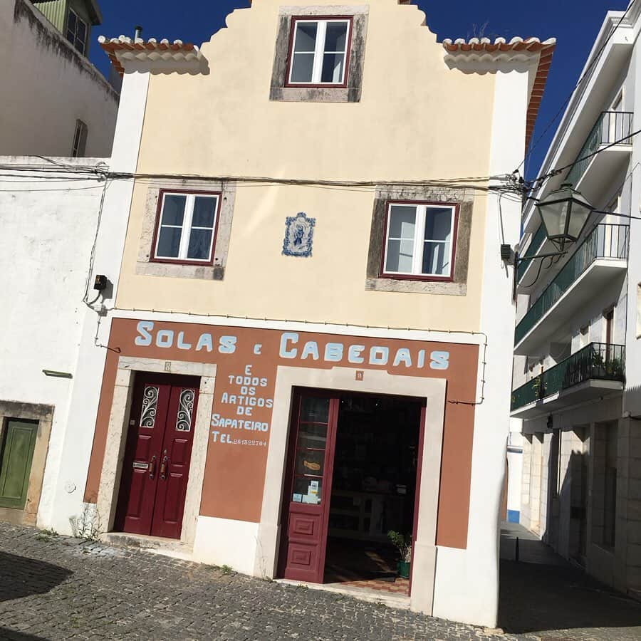 今村沙緒里のインスタグラム：「ポルトガル日記🇵🇹 トレース・ヴェドラス☺︎ かわいい街でした。 ・ Portugal Diary＊ Torres Vedras！ ・ #portugal #torresvedras #artandtur #ポルトガル #散歩 #ドアがすき #窓もすき」