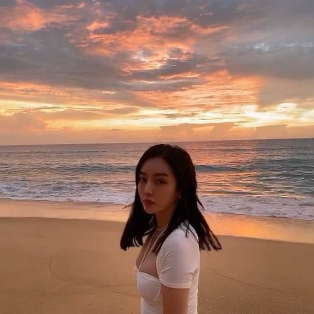 megbabyのインスタグラム：「ねぇ、美しいでしょ🥺  I could be your gorgeous sunset 🌅  #thailand」