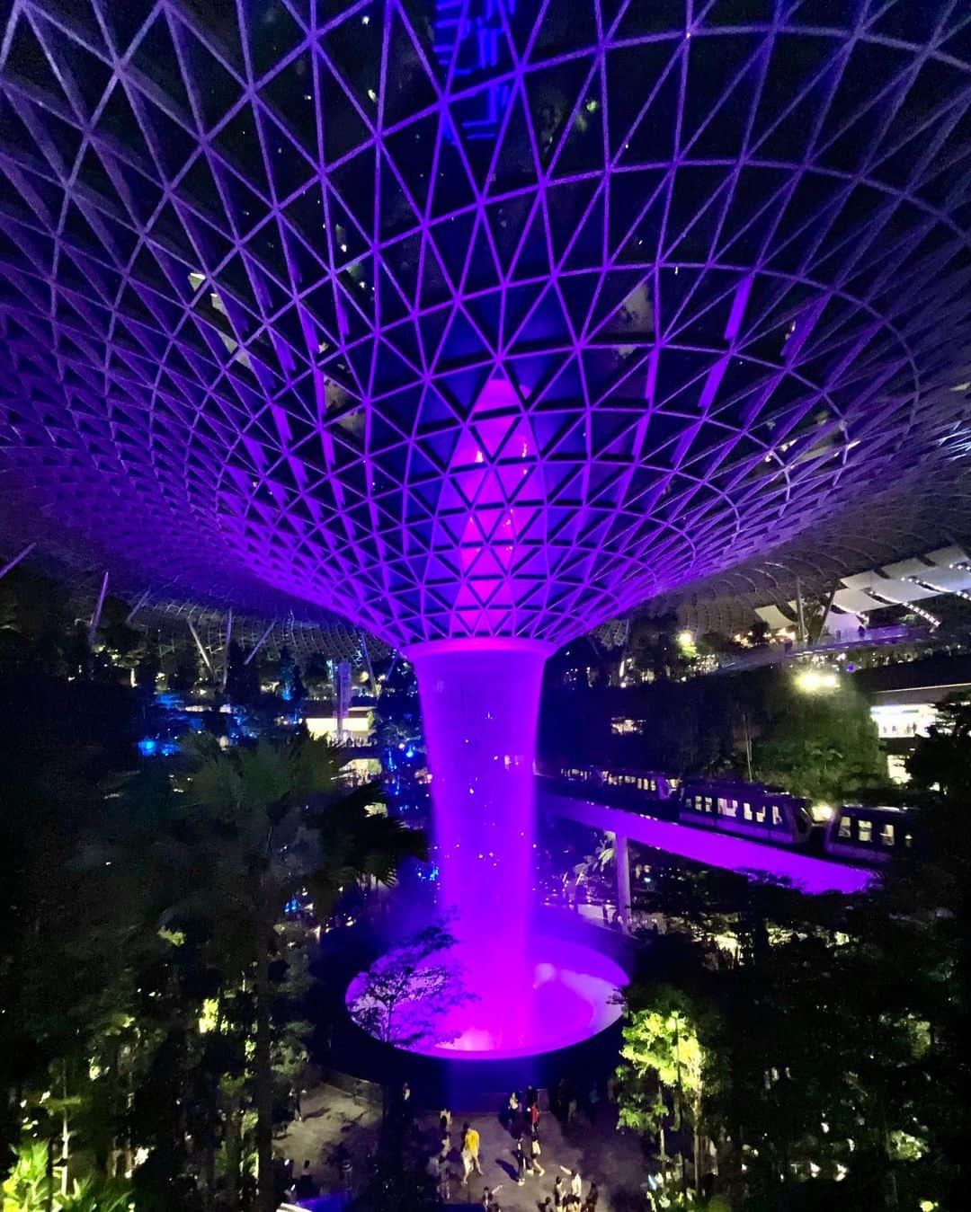 吉田拓巳のインスタグラム：「Moshe Safdieがデザインしたチャンギ空港の新しいターミナル「JEWEL」 中央にある巨大な滝は本当に圧巻！これを政府が作っちゃうからまた凄い！いや、凄過ぎる！笑」