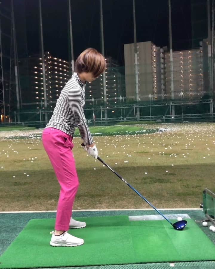 のインスタグラム：「練習行くか行かないか迷って、結局行っちゃった☺️ 前は頑張って振ってもヘニャヘニャだったけど、なんとなーく強く打てるようになってきたような気がする👀✨ * まだまだ安定感がないので、練習します😊👍 * #明日はあのゴルフ女子の晴れの日👰 #今から楽しみすぎる😆💓 #instagolf #golstagram #골프스타그램﻿﻿﻿ #ゴルフ #golf #골프 #ゴルフ女子 #女子ゴルフ  #目指せ美スイング #golfswing  #ゴルフスイング #골프스윙 #골프연습  #ゴルフ練習　 #バンヤードゴルフ #BARNYARDSTORM #バンヤードストリーム #バンカジ」