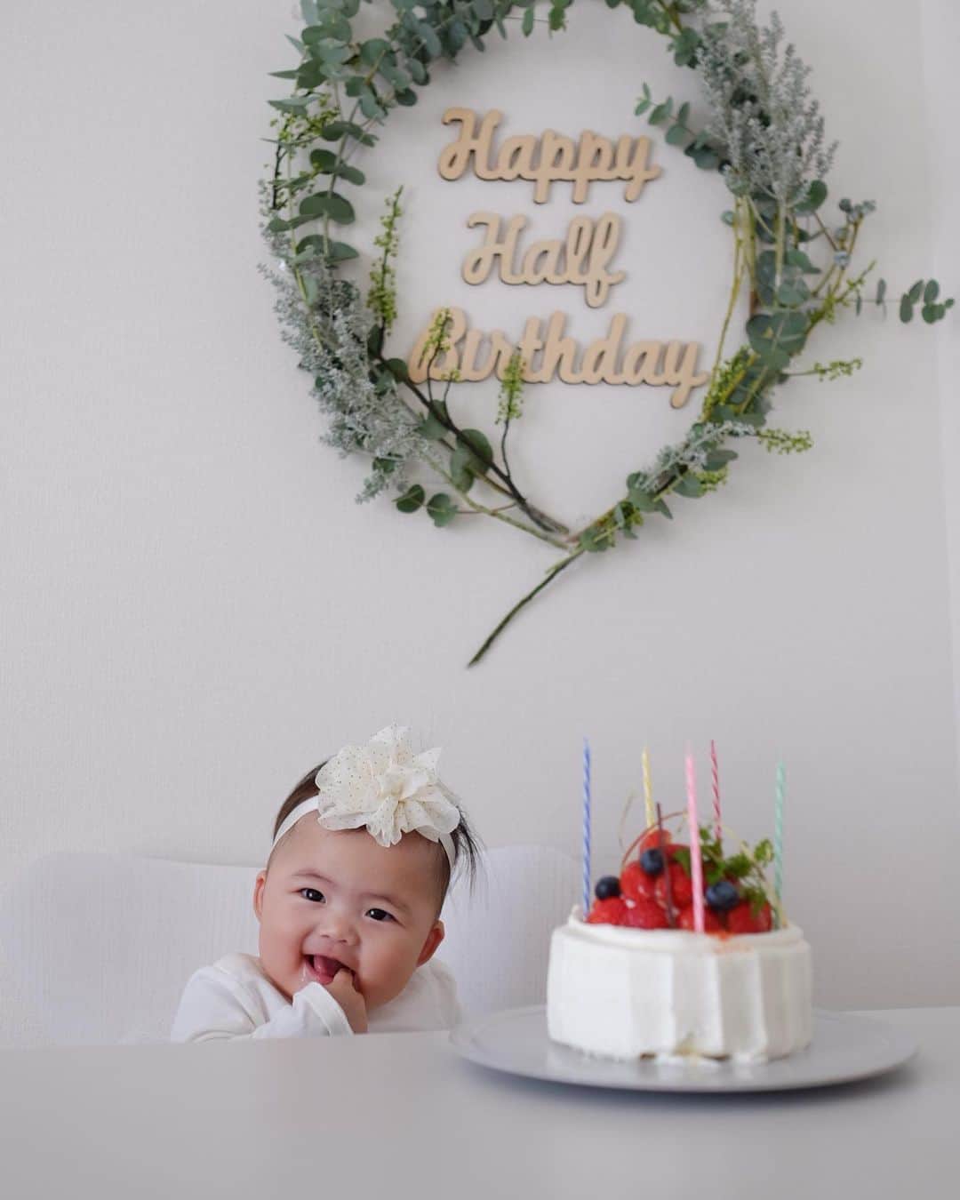 Keikooooooのインスタグラム：「先週のハーフバースデー写真👶🏻🎈 草木を壁に貼るのが想像以上に大変だったけども、なかなかいい感じになりました👏 2枚目の、ちゃんとセットして貰うのを待ってる真顔が好き😂笑。 オブジェは、いつもお洒落な 憧れの @zu_meer さんのオマージュ✨…と言うか、真似っこさせていただきました🙇‍♀️🤣🥰❣️ 想像以上に大変だったけども、 買ってきた枝物を壁にセロテープで貼っていく作業。バランスを見ながら、作るのは楽しかった！ これからも、貴女の笑顔を沢山見られるように母は頑張ります💗💗💗 ✔︎体重8キロ ✔︎お座り、寝返りマスター ✔︎離乳食開始→全然食べない ✔︎最近奇声を発する ✔︎おっぱいしか飲まなくなった ✔︎よく笑う ✔︎ハイハイは出来なくて、後ろに下がるのみ ． #ハーフバースデー #halfbirthday #女の子ママ #むすめ #生後6ヶ月」