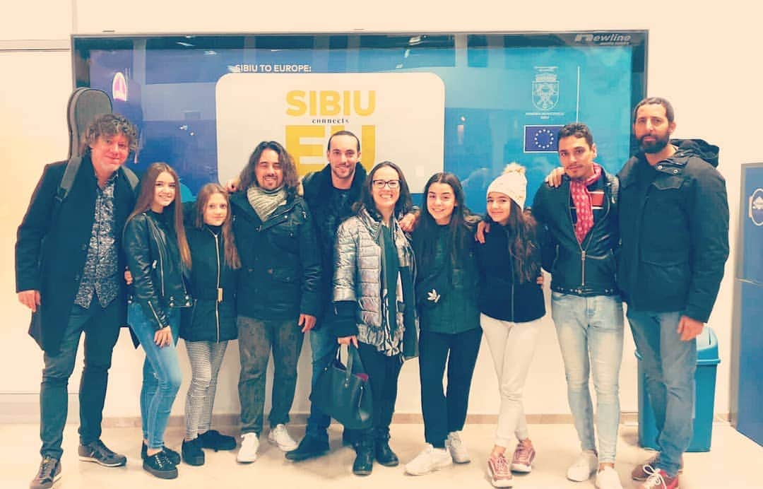 Las Turronerasのインスタグラム：「Ya estamos en Sibiu Rumania!! !mañana estaremos en el @festivalultanar 🔝#4taconesyunsentio @las_turroneras @latruco @eltrucoflamenco @j.delcurroflamenco @moncaditaoficial @roneando_ #Davidvazquez @artistasuspiria #niñas #bailaora #flamenco」