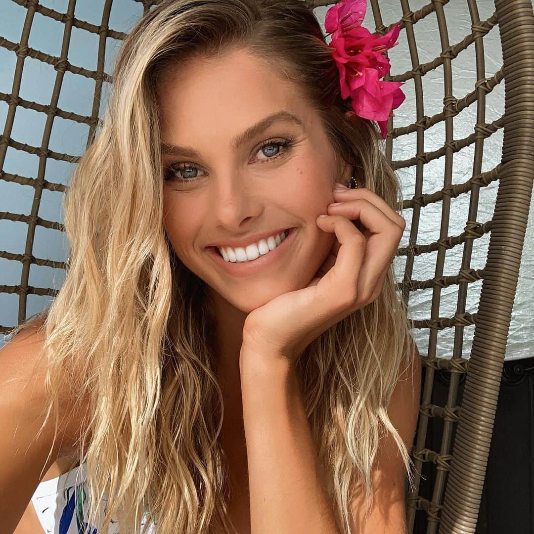 ナタリー・ジェーン・ローザーのインスタグラム：「Been obsessed with the minimal, island makeup on this weeks shoot! We’ve been using @diormakeup DiorSkin Nude Air Serum Foundation + @patmcgrathreal eye palettes and highlighter balm duo. All lead by @davidemk & @jessicachanbeauty #IndustyBeautySecrets」