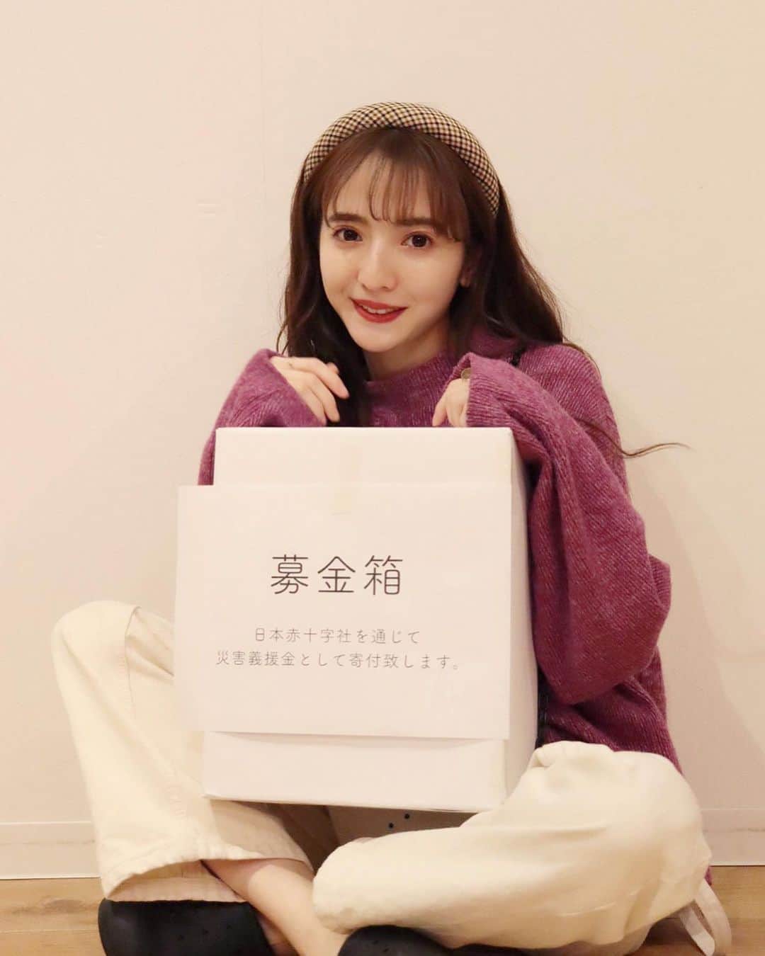 平木愛美のインスタグラム：「【チャリティーフリマ】 本日お越しくださった皆様、本当にありがとうございました！！！！！ . もう何年も長く応援してくださってる方もたくさんきてくださって。 そしたら、きてくださってたかた同士が、数年ぶりに…あっ！あの時の！てなってたり、本日出会って仲良くなられてたり、 素敵な空間すぎて。愛で溢れてました。  最近知ってくださったかたも本当に、嬉しいのですしあわせです。  私なんぞに好きだと言ってくださる皆さんは、本当に心から優しいが溢れていて、可愛くて可愛くて。 みんな笑顔が素敵で。 ほーーーんまに癒されました🕊🧡🧡 髪型とか、むしろ色々わたしと似てるかたも多くて、きゅん。  そんなファンの方々を数年前に【まなてぃ】さんと名付けてくれたかたがいて、なかなかオトナになった私が言うのもお恥ずかしいですが、まなてぃさん。がたが大好きです。愛です。ありがとう。  お洋服も小物も皆様、よかったらぜひたくさん愛用してあげてください🧸  募金をしてくださった方々ありがとうございました！！！！！！！！✨✨✨✨✨ 義援金はすぐに、主催の @iamchiharumuto が日本赤十字社を通し寄付の動きをしてくれるとのことです。  皆さんたちとの今日の力で、すこしでも被災地の方々のパワーになることができますように。🌏 そして、一緒に出展したメンバー、皆さんとできてとっても楽しい良き日となりました💞 ご協力くださった【studio501】様 感謝です。 ありがとうございました！！！！！ . #愛」