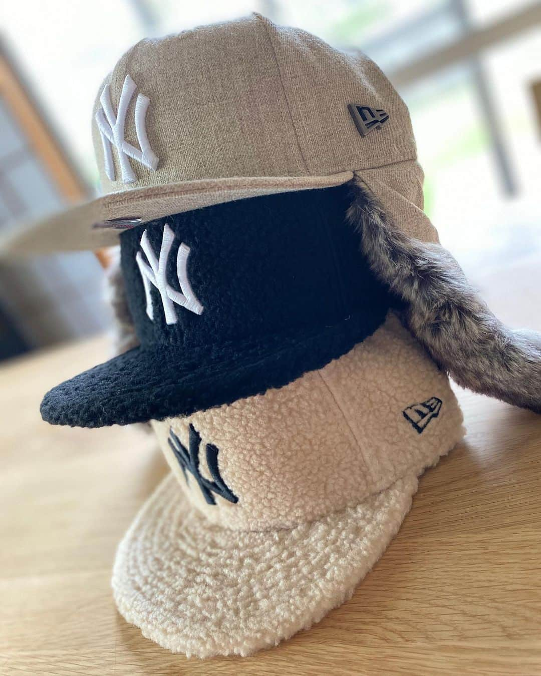 木村真野・紗野さんのインスタグラム写真 - (木村真野・紗野Instagram)「新しいニューエラちゃん🧢✨. 展示会でオーダーした中で1番楽しみに待ってたコが届きました💕. . #newera @newerajapan  #ニューエラ　#新作　#new #ムートン　#mouton #ny #飛行帽　#ベージュ　#ブラック　#beige #black #色違い」11月9日 23時20分 - mayasaya_kimura