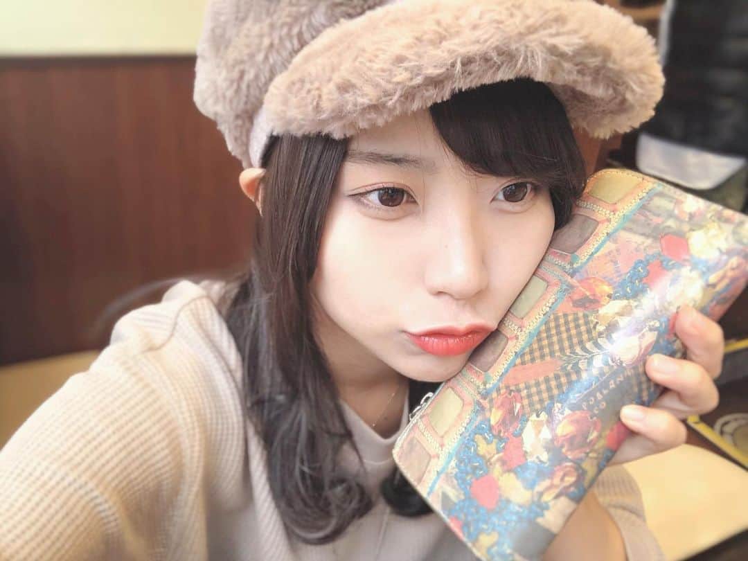 月野もあのインスタグラム：「結構本気で思ってることだったとしてもアイドルだからビジネストークって思われちゃうんだろうなって感じると寂しいよね。#お財布可愛いでしょ #皮財布 #selfie」