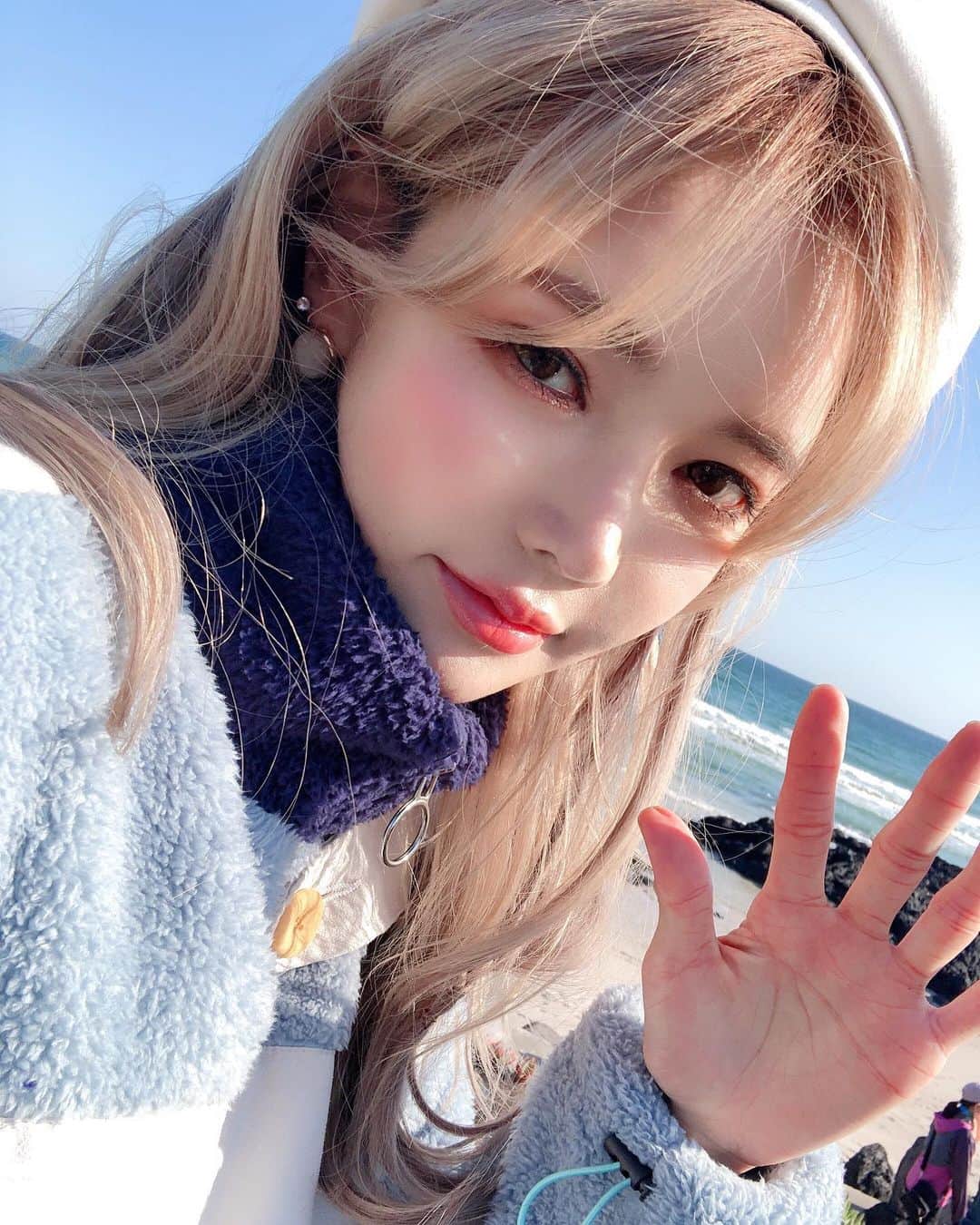 のインスタグラム：「제주 바닷바람 선선하고 넘 좋아요  하나두 안추워  일할맛납니다💟 #쓰리더블오 #룩북 #화보」
