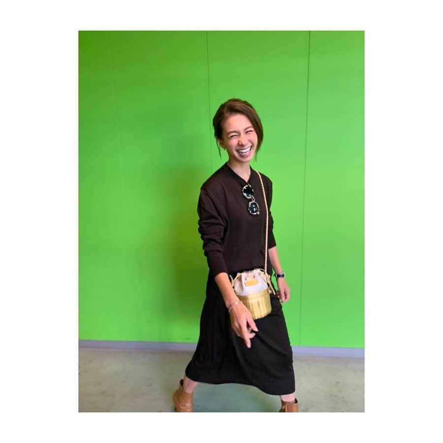 稲沢朋子さんのインスタグラム写真 - (稲沢朋子Instagram)「先日IKEAへ 壁のグリーンと私 娘に木みたいと言われた😅 着心地の良いブラウンのニットワンピの出番が多い気がする今日この頃。 #アイテムタップしてね #ikea」11月9日 23時40分 - ina_tomo