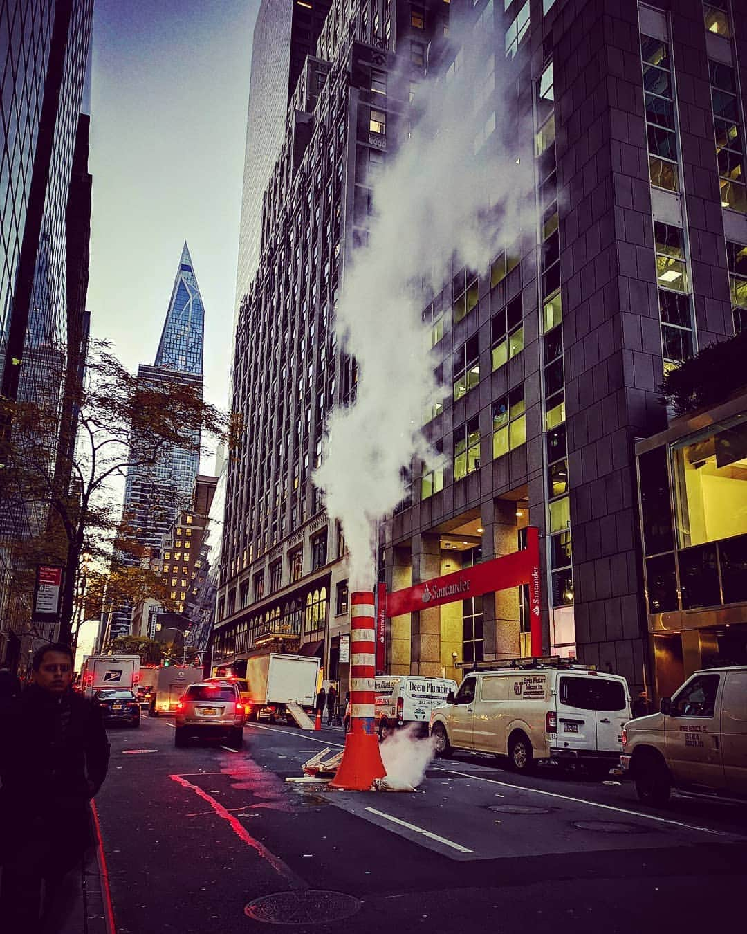 マチルダ・エコームのインスタグラム：「1. Where am I? 2. Do you know what the 🌪️ rising from below the street is? 🤓」