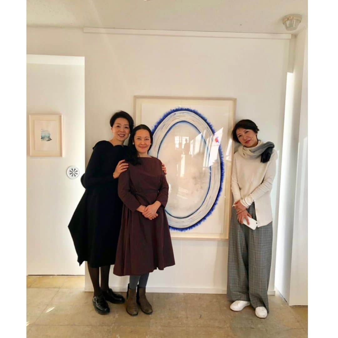 下條ユリさんのインスタグラム写真 - (下條ユリInstagram)「・ #ウーウェン 先生のサロンにて I paint because there is a sense that cannot be explained by words and that does not need to be explained.  So all my titles could be “Untitled”. However, just for my practical reason, I usually put some simple title, keeping my mind that I would not to disturb the viewer's imagination.  The inside surrounded by thin layers of lines is not a blank white space.  You are reflected in it.  I thought I would title “Mirror”, but I chose to “Untitled”. ・ About a year ago, “Untitled” was acquired by the chef Mrs.Wu Wen.  The other day, I was deeply touched by the photo I was received.  My "Untitled" was no longer untitled.  It became an egg. A big egg at her beautiful culinary school in Tokyo with gorgeous natural  light. It is so profound to see the painting evolves to find own presence with its environment.  言葉にはできない、説明する必要のない感覚があり、それを絵にする。だから絵のタイトルはどれも『無題』でもいいのかもしれない。けど、見る人の想像力の邪魔にならないよう留意して、自分の覚え書き用に極めてシンプルにつけている。  何層もの細い線が囲む内側はまっ白い無ではない。そこには自身が映る。『鏡』というタイトルにしようかと思ったけれど、あえて『無題』にした。  約一年前『無題』は料理研究家のウー・ウェン先生の元へお嫁に行った。先日、飾っていただいている様子の写真が届いて感激した。わたしの『無題』の絵はもはや無題ではなくなっていた。ウー先生のクッキングサロンの踊り場に飾られた絵は、そこに降り注ぐ美しい光の中で卵になっていた。絵がその環境の中で新しく独自に存在してゆくのを見せていただき、ありがたい気持ちでいっぱいになった。 #ウーウェン先生 ・ ・ #yurishimojo_watercolors #下條ユリ #YuriShimojo  #AbstractWatercolor」11月9日 23時59分 - yurishimojo
