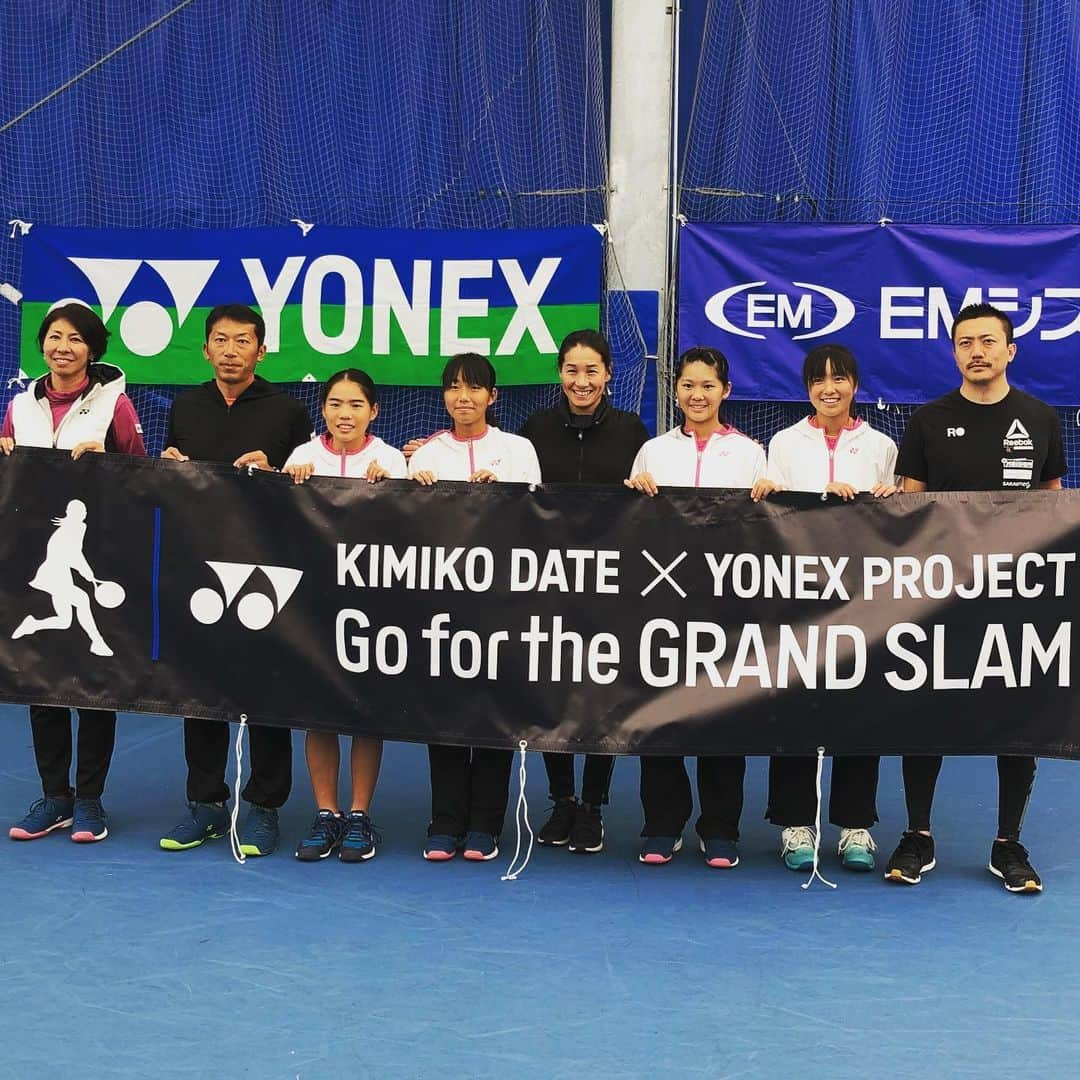 伊達公子さんのインスタグラム写真 - (伊達公子Instagram)「KimikoDate✖️YONEX PROJECT第3回キャンプDAY1 夏からしばらく時間が経ってのキャンプ。 4人それぞれ、日頃のホームコートで自分の課題に取り組んでいたことが手に取るようにわかる成長ぶり！ さらに課題が明確に、そして意欲的に明日も取り組みます。 今回はジュニアたちに食に関する意識も持ってもらいたく、栄養士さんにも指導をいただきました。夜にはジュニアたちに向けて講義の時間も持ちました。 #伊達公子 #kimikodate #テニス #テニスプレーヤー #テニスプレイヤー #tennis #tennisplayer #instatennis #instasports #yonex #yonexjapan #yonextennis #ヨネックス #ヨネックステニス #kimikodate×yonexproject #スポル品川大井町 #スポル」11月9日 23時57分 - kimiko.date