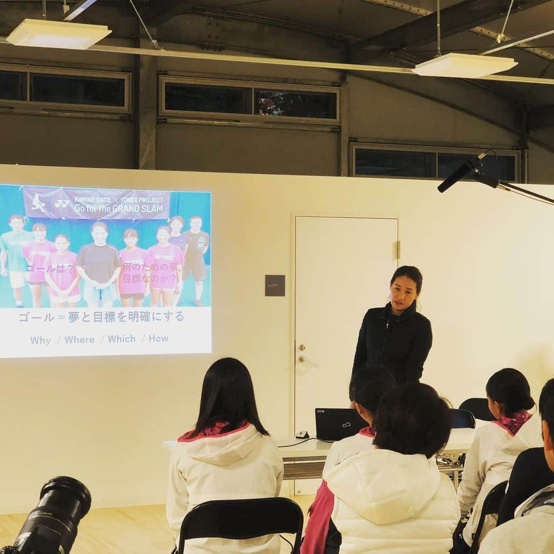 伊達公子さんのインスタグラム写真 - (伊達公子Instagram)「KimikoDate✖️YONEX PROJECT第3回キャンプDAY1 夏からしばらく時間が経ってのキャンプ。 4人それぞれ、日頃のホームコートで自分の課題に取り組んでいたことが手に取るようにわかる成長ぶり！ さらに課題が明確に、そして意欲的に明日も取り組みます。 今回はジュニアたちに食に関する意識も持ってもらいたく、栄養士さんにも指導をいただきました。夜にはジュニアたちに向けて講義の時間も持ちました。 #伊達公子 #kimikodate #テニス #テニスプレーヤー #テニスプレイヤー #tennis #tennisplayer #instatennis #instasports #yonex #yonexjapan #yonextennis #ヨネックス #ヨネックステニス #kimikodate×yonexproject #スポル品川大井町 #スポル」11月9日 23時57分 - kimiko.date