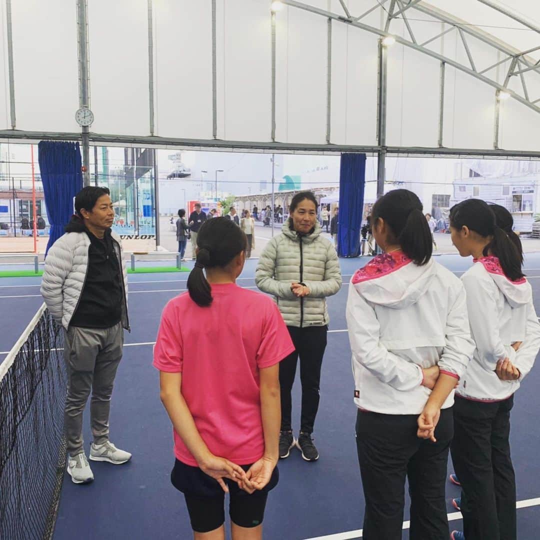 伊達公子さんのインスタグラム写真 - (伊達公子Instagram)「KimikoDate✖️YONEX PROJECT第3回キャンプDAY1 夏からしばらく時間が経ってのキャンプ。 4人それぞれ、日頃のホームコートで自分の課題に取り組んでいたことが手に取るようにわかる成長ぶり！ さらに課題が明確に、そして意欲的に明日も取り組みます。 今回はジュニアたちに食に関する意識も持ってもらいたく、栄養士さんにも指導をいただきました。夜にはジュニアたちに向けて講義の時間も持ちました。 #伊達公子 #kimikodate #テニス #テニスプレーヤー #テニスプレイヤー #tennis #tennisplayer #instatennis #instasports #yonex #yonexjapan #yonextennis #ヨネックス #ヨネックステニス #kimikodate×yonexproject #スポル品川大井町 #スポル」11月9日 23時57分 - kimiko.date