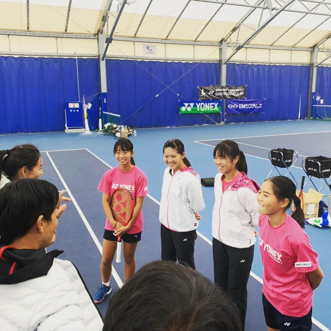 伊達公子さんのインスタグラム写真 - (伊達公子Instagram)「KimikoDate✖️YONEX PROJECT第3回キャンプDAY1 夏からしばらく時間が経ってのキャンプ。 4人それぞれ、日頃のホームコートで自分の課題に取り組んでいたことが手に取るようにわかる成長ぶり！ さらに課題が明確に、そして意欲的に明日も取り組みます。 今回はジュニアたちに食に関する意識も持ってもらいたく、栄養士さんにも指導をいただきました。夜にはジュニアたちに向けて講義の時間も持ちました。 #伊達公子 #kimikodate #テニス #テニスプレーヤー #テニスプレイヤー #tennis #tennisplayer #instatennis #instasports #yonex #yonexjapan #yonextennis #ヨネックス #ヨネックステニス #kimikodate×yonexproject #スポル品川大井町 #スポル」11月9日 23時57分 - kimiko.date