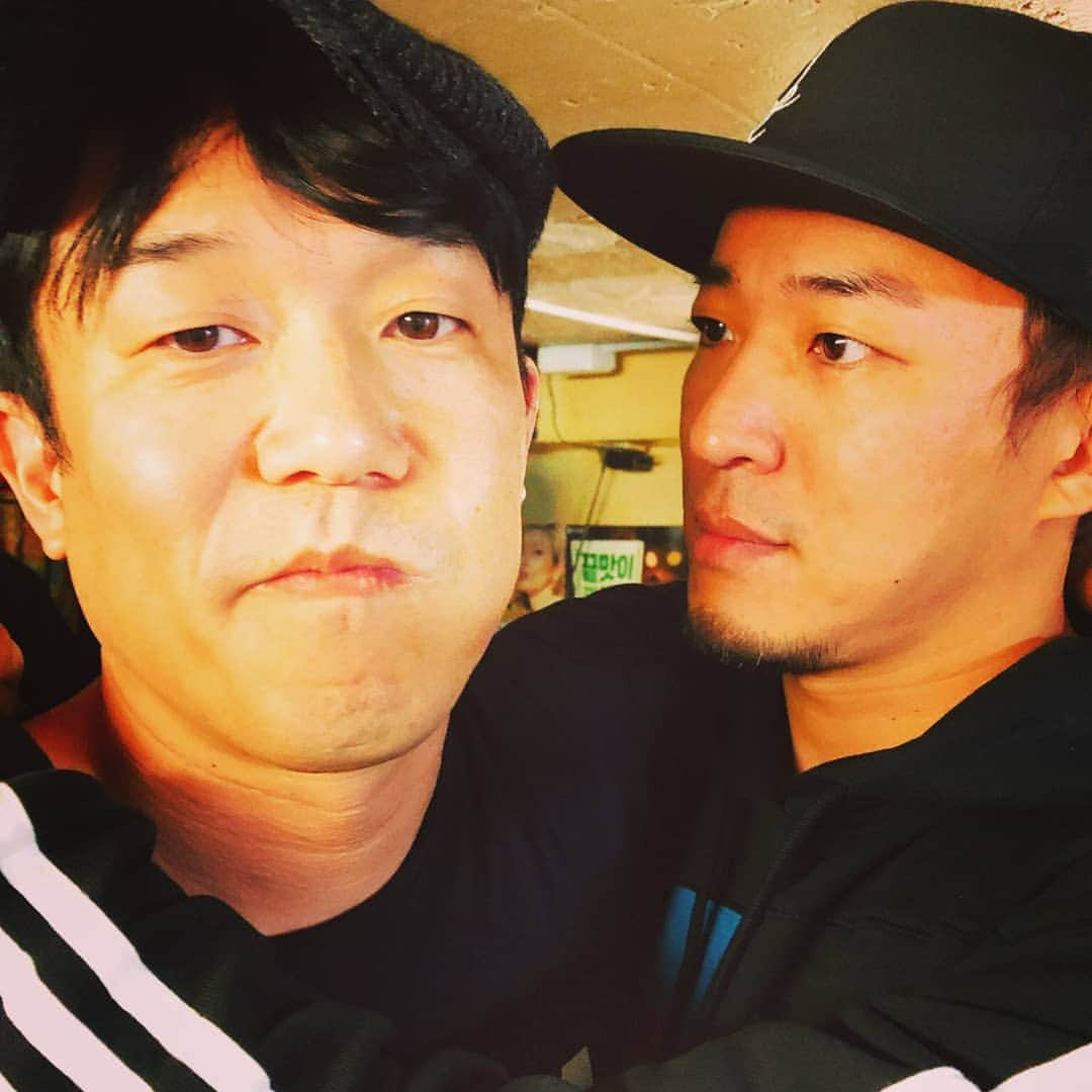 ファンキー加藤さんのインスタグラム写真 - (ファンキー加藤Instagram)「#ペナルティ #ヒデ さん #昔からお世話になってる #大好きな #先輩 #お兄さん #なのに最近ナオトインティライミのライブばっか行ってるから問い詰めてきました #笑  #あと年々顔が似てきてる気がする」11月10日 0時07分 - funkykato_funkykato_funkykato