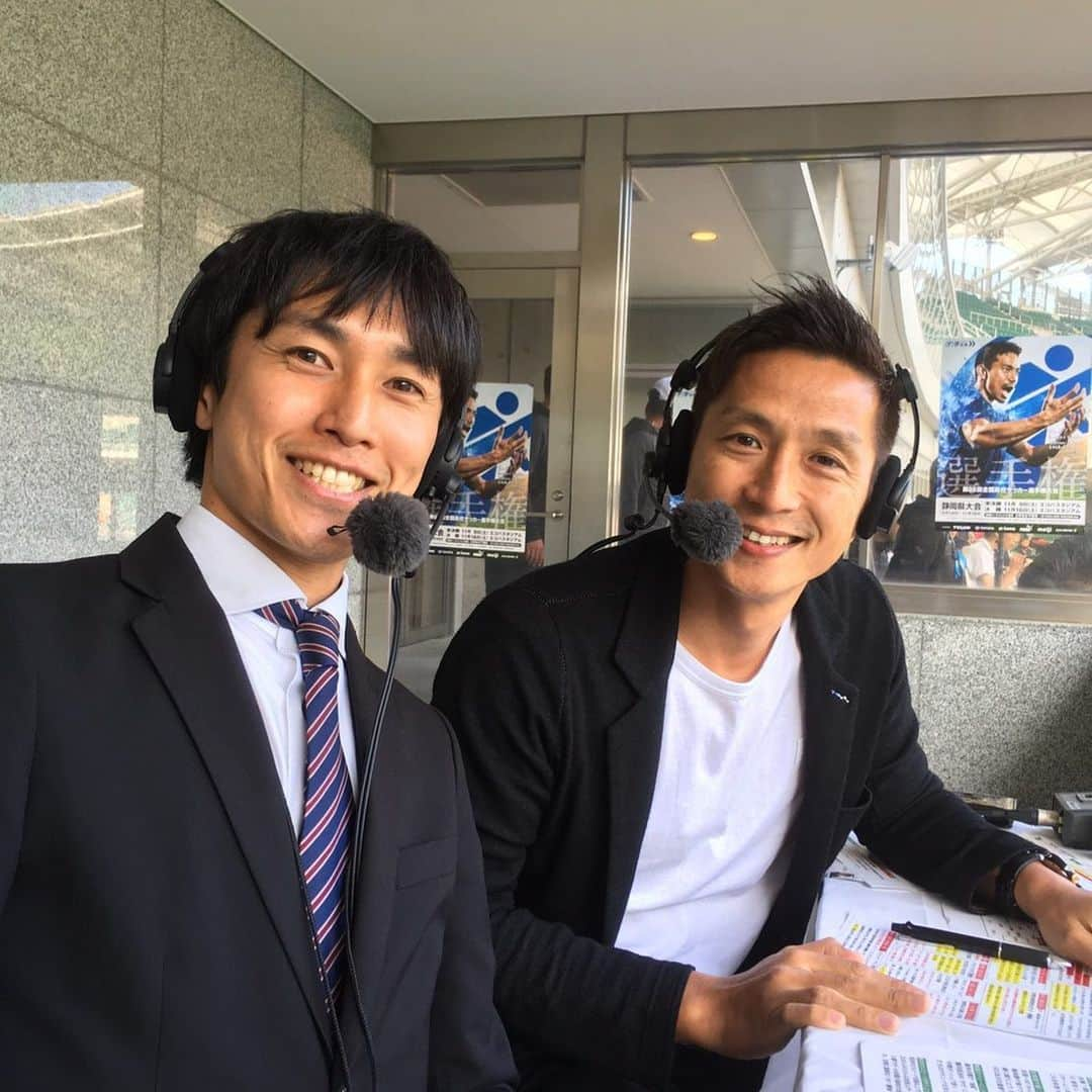 松原大祐さんのインスタグラム写真 - (松原大祐Instagram)「高校サッカー選手権静岡大会準決勝 静岡学園vs浜松開誠館の試合を実況しましたっ！！ これがサッカー実況デビュー戦。 32歳にしてまた一つ新たな初鳴きをする事ができました！！サポートしてくださった皆様ありがとうございました✨  初実況の解説は元日本代表MF福西崇史さん！色々とご指導頂きありがとうございました🙇‍♂️ さあ！静岡県大会も次がファイナル！ 静岡学園vs富士市立の決勝戦は16日（土）午後1時30分からDaiichi-TVで実況生中継です！！是非ご覧ください！  #daiichitv  #高校サッカー選手権  #静岡県大会  #初実況  #福西崇史 さん」11月10日 0時07分 - daisuke_matsubara_sdt