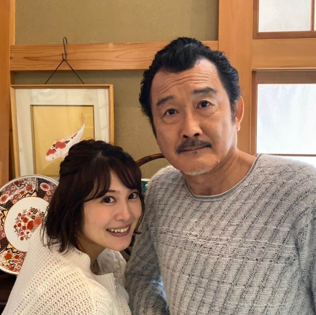 おっさんずラブ 武蔵の部屋さんのインスタグラム写真 - (おっさんずラブ 武蔵の部屋Instagram)「緊急事態発生中⚠️ 休日に自宅のふすまをあけたら、そこにいたのは私の娘と私の好きな人でした。 #たぶんなんだけど #キス的なことをしようとしていました #おかしいおかしいだってだって #私の好きな人は #告白をさせていただいた際に #マル‼️ってしてくれたはずなんだもの #どういうことなの？ねえどういうことなの？ #いったん心を落ち着けて #娘との2ショットあげてみます #可愛いでしょう我が娘の緋夏☺️ #いや待てでもさでもさこれってさ #俺と娘は恋のライバルということなのでしょうか」11月10日 0時02分 - musashis_room