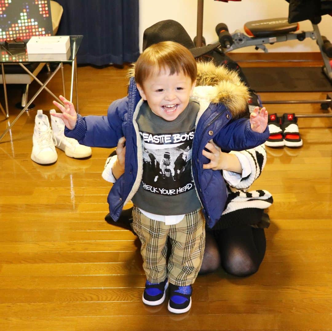 いおりくんTVさんのインスタグラム写真 - (いおりくんTVInstagram)「家族で冬服コーデ対決！ しぃしぃの冬服コーデ パターン② インナーシャツ #zarababy  インナースウェット #beastieboys  アウター #zarababy  ボトムス #branshes  スニーカー #jordan1  #いおりくんtv #しぃしぃtv #2歳 #可愛い #冬服 #冬服コーデ #大好き #笑顔 #楽しい #ファッション #子供服 #kids #kidsfashion #kids_japan」11月10日 0時04分 - iorikuntv