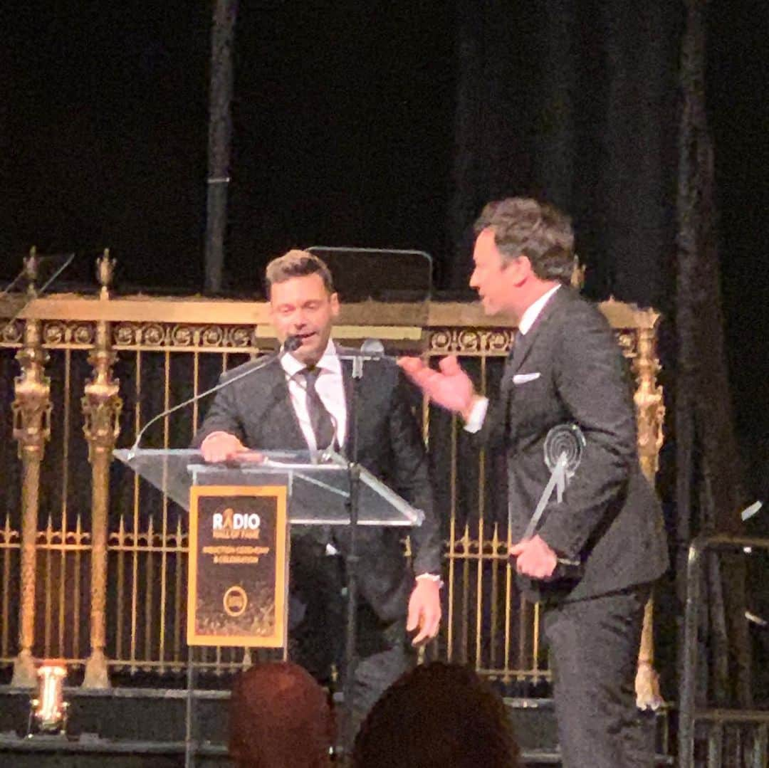 ケリー・リッパさんのインスタグラム写真 - (ケリー・リッパInstagram)「So proud of you @ryanseacrest not just because of your #rhof induction, but because you are one of the best people i know. Kind, talented, smart, generous, funny, authentic. A total package. I’m honored to call you a friend for all these years ♥️🏆🎧🎙」11月10日 0時16分 - kellyripa