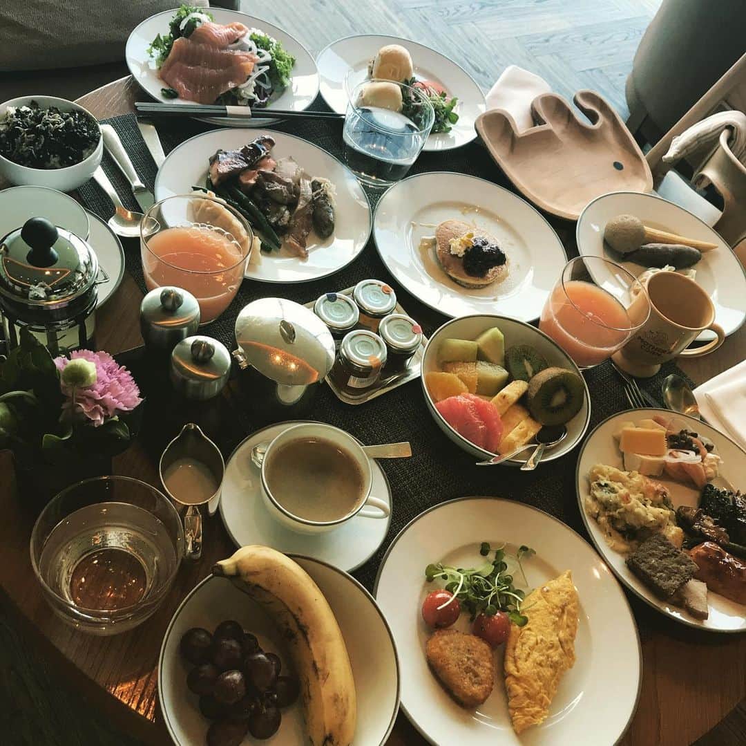 大西蘭さんのインスタグラム写真 - (大西蘭Instagram)「・ 今回釜山で宿泊したホテルの部屋からの景色が最高でした✨ ・ こぐまちゃんはこの景色を見ながら優雅にお昼寝🐻 ・ 朝食は、韓国料理もあって、種類も多くて美味しかった😋 ・ また泊まりたい😍 ・ ・ #釜山旅行 #釜山ホテル #釜山女子旅 #韓国旅行 #parkhyattbusan」11月10日 0時09分 - onishiran
