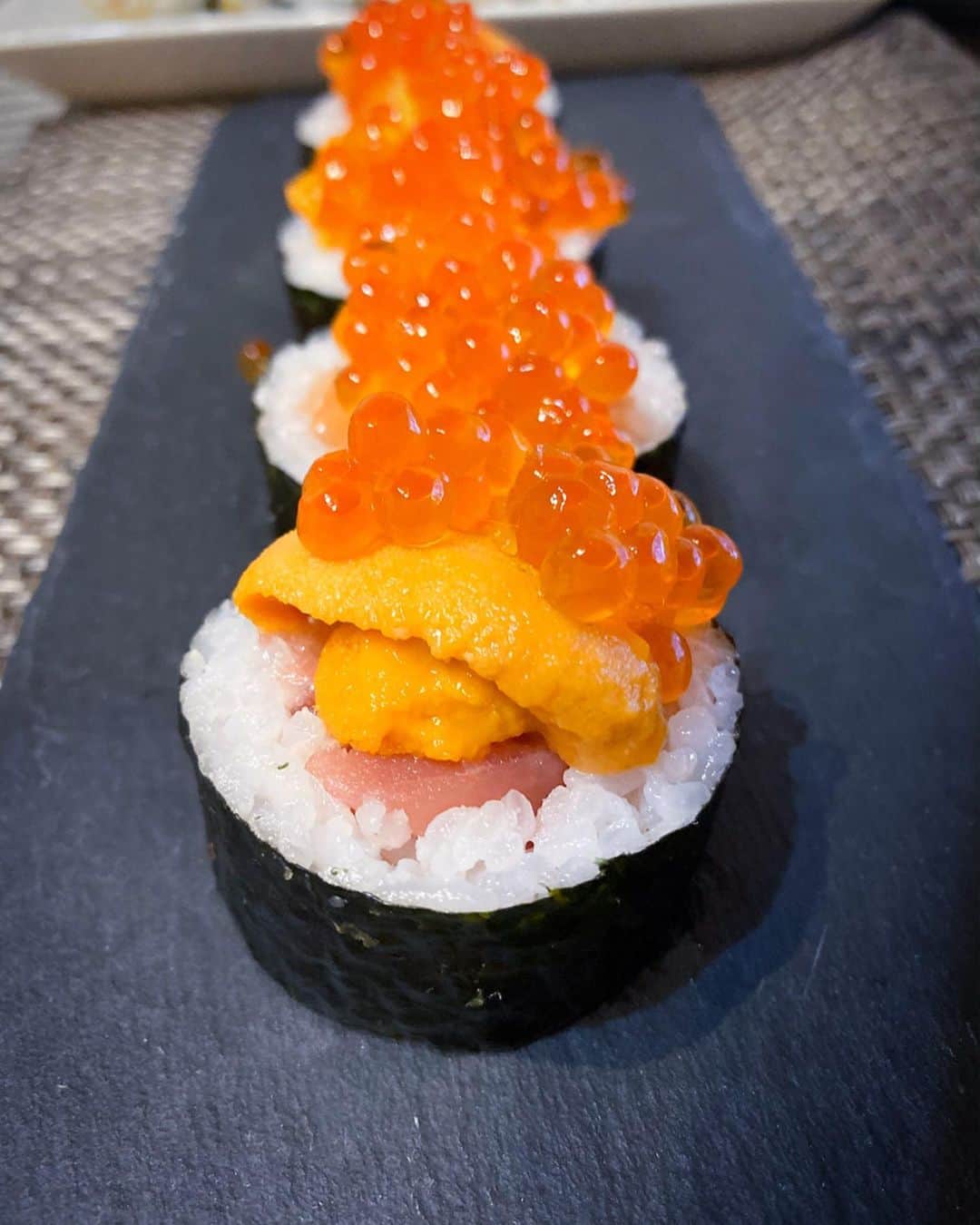 上本昌代さんのインスタグラム写真 - (上本昌代Instagram)「海鮮が割引きだったので太巻き巻いた🍣巻きすが見当たらず急遽ラップで巻いた💦裏巻きも作ったけど撮る前に食べちゃった🙉 家飲みはコスパ最高🍷❤️ #おうちごはん #homemade #sushi #japanesefood #家飲み #太巻き #巻き寿司 #ウニ #いくら #中トロ #サーモン #アボカド #もりもり #エビもカニも欲しい #yarden #chardonnay #israel #winelover #コスパ最高」11月10日 0時12分 - masayomai