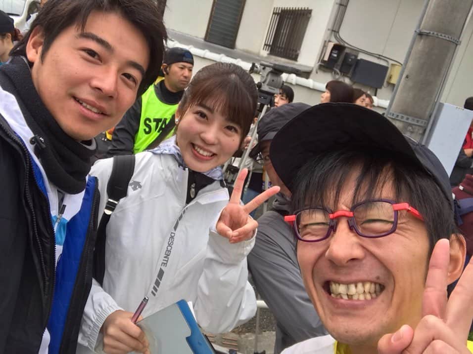 飯野詩帆さんのインスタグラム写真 - (飯野詩帆Instagram)「ちょうど1週間前！ 前橋市を発着点に多くのランナーが 県内を駆け抜けました🏃‍♀️✨ ・ ・ 今年は、去年に引き続き小松アナと 矢田アナと一緒に番組を担当しました☺️💓 ・ 実は私、去年の番組で 「来年は走りたいなぁ〜」と言っていて 今年はリバーサイドジョギング走りました👟💨 ・ アンカンミンカンと岩瀬ガッツさんにも 「本当に走るの？」って聞かれましたが… ちゃんと走りましたよ🙆‍♀️（笑） ・ でも、私より カメラや三脚を持って走っていた スタッフさんの方がキツかった… 沿道から「取材班がんばれ〜！」という声を たくさんいただきました🤣 ありがとうございました✨ ・ スポーツって本当に素敵ですね💫 特にマラソンは 老若男女問わず挑戦できて、 個人競技だと思われがちですが 達成することで一体感を味わえる☺️ ・ 是非来年はみんなで走れたらいいな🏃‍♀️🏃‍♂️🏃‍♀️ ・ ・ 【ぐんまマラソンダイジェスト】 11月16日(土)夜8時〜9時 ・ 出場した方は映ってるかも〜？🧐💓 ・ ・ #群馬テレビ #3ch #ぐんまマラソン #🏃‍♀️ #1103 #特番 #小松アナ #矢田アナ #アンカンミンカン #岩瀬ガッツ さん #4枚目は #3名のインタビューに3カメ体制の図」11月10日 0時15分 - shiho.1180