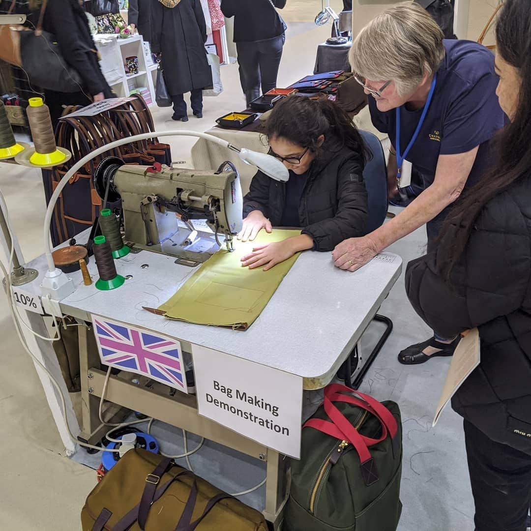 ジョンチャップマンのインスタグラム：「Who fancies a go? Pat is busy forming the next generation of machinists. Come and see us stand M54. @spiritfairs」
