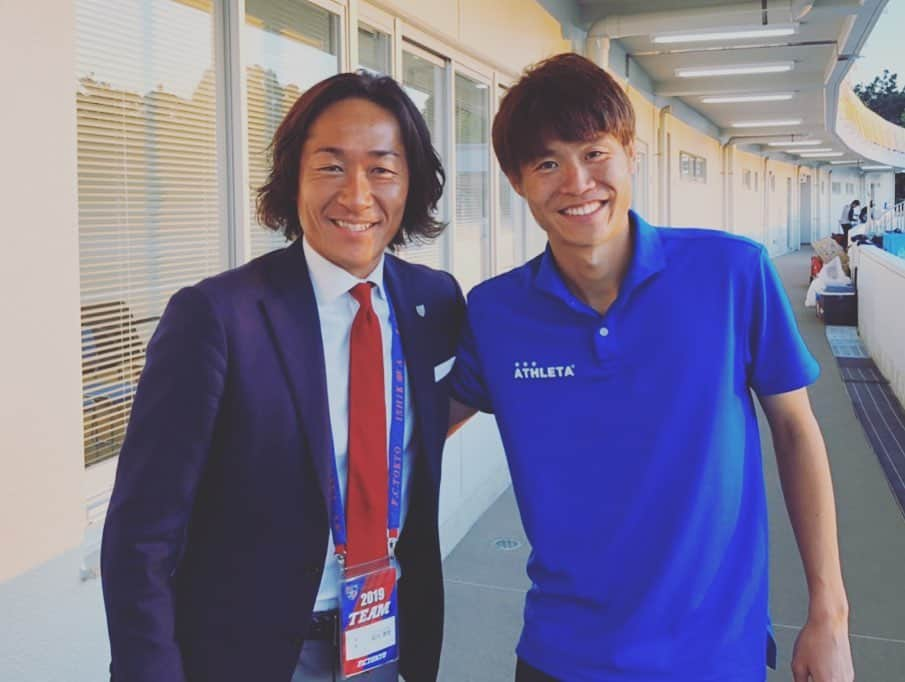 石川直宏さんのインスタグラム写真 - (石川直宏Instagram)「J3秋田戦。  キッズマッチやなでしこひろば、あおぞらサッカークリニックに参加した子どもたちで試合前からピッチが賑わっていました♪  スタジアムではJA全農あきたブースの出店♪ 先着1,000名様に「新米あきたこまち」のプレゼントや秋田県産農畜産物の販売PRも！ ブラウブリッツ秋田の岩瀬社長とは同い年で交流もあり、刺激を受けています✨  台風19号災害義援金募金もスタッフと実施させていただきました。ご協力ありがとうございました🤝  試合は柊斗の絶妙なパスに抜け出した大智のJ3得点ランクトップとなるゴールで先制、亨太の素晴らしいゴールも、林の2ゴールもあり敗戦。 共に戦った仲間の活躍は、悔しい結果だったけど嬉しくもある。  終了後、西の空から届いた磐田戦の勝利。それぞれの活躍が必ずFC東京の未来を創る🤝 ヒンヤリとして澄み渡る空、綺麗な夕焼けを眺め、スタジアムを後にしました。 . #明治安田生命J3リーグ #jleague #Jリーグ #TEAMASONE #DAZN #fctokyo #FC東京 #tokyo #FC東京U23 #ブラウブリッツ秋田 戦 #林容平 #あおぞらサッカークリニック #なでしこひろば #FC東京普及部 #blueandred #青赤魂 #FC東京ファミリー #一体感 #youllneverwalkalone #YNWA #fctokyoclubcommunicator  #FC東京クラブコミュニケーター #CC」11月10日 0時21分 - sgss.18