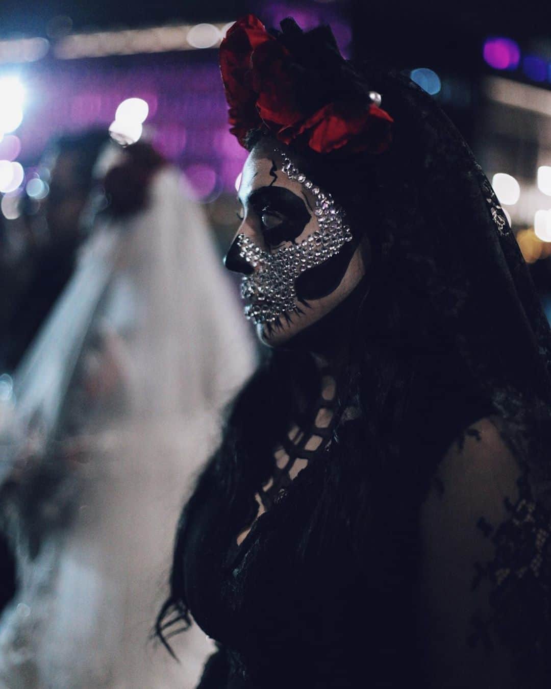 のインスタグラム：「#メキシコシティ #メキシコ #死者の日 #写真 #写真家 #mexicocity #catrinamakeup #paisajecdmx #mexico_maravilloso  #streetclassics #adorama #망자의날 #catrina #dayofthedead #diademuertos #diadelosmuertos #reportagespotlight #streetleaks  #mexico_amazing  #halloween #photocinematica #neomexicanismos #urbanacdmx  #catrinario #thisweekoninstagram」