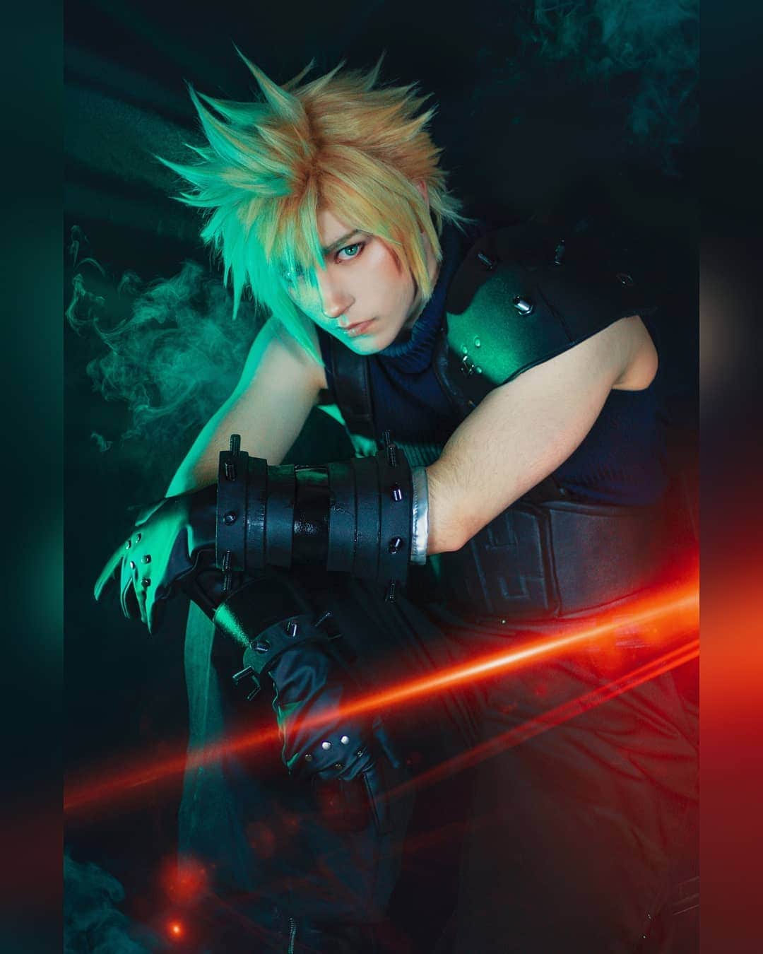 Geheさんのインスタグラム写真 - (GeheInstagram)「Second pic of my Cloud cosplay! As much as I love his remake design, I really want to cosplay other versions of him too, like the Advent Children or Crisis Core designs....and maybe.... the dress version?? 👀👀🥵 I'm hyped to see how that looks in HD... (quietly buys blonde braid extensions and purple sateen)  costume and wig sponsored from @ezcosplay !  #CloudCosplay #CloudStrifeCosplay #FinalFantasyVIIRemake #FFVIIRemake #FinalFantasyVII #Cosplay #Geheichou」11月10日 0時35分 - geheichou