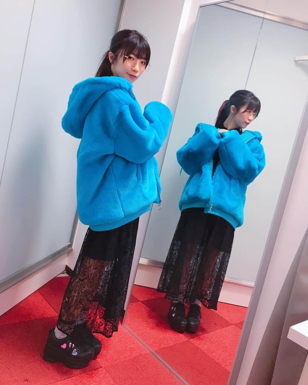 ぱいぱいでか美のインスタグラム：「寒くなってくると服の色が地味になりがちなので今年は思い切ったアウター着てます❤︎ ꙳ #outer #fakefur #w❤️c  #俺はインスタグラマーになりてぇ ꙳ 寒くなってきたのでモッコモコのアウター着れるの嬉し！ W❤︎Cの！ 展示会のときにブルーの鮮やかさに一目惚れしちゃったよ〜 リアルファーは身につけない主義なので、 このいかにも偽物という色なのがいいですね。笑 割とどんな服にも靴にも鞄にも合うし これからの季節に重宝していきます。 てかブルーのフェイクファーもしかして流行ってんのかな！ たまに街でみかけるけどここまでパキッパキの色は見ないし 流石W❤︎C様って感じでプチプラなのでおすすめです。 ブルー大好き！苦手意識あった時もあるけど身につけてみたら意外に馴染む。 . #有吉反省会 ありがとうございました！ 飯窪さんとの絡みがO.Aされてて嬉しすぎました。 ストーリーにも載せさせて頂きましたが ツイッターには文字なしで飯窪さんとのお写真を 載せさせて頂きましたので ぜひ各SNSご覧ください〜〜〜！！！！ 来週も見てねっ」