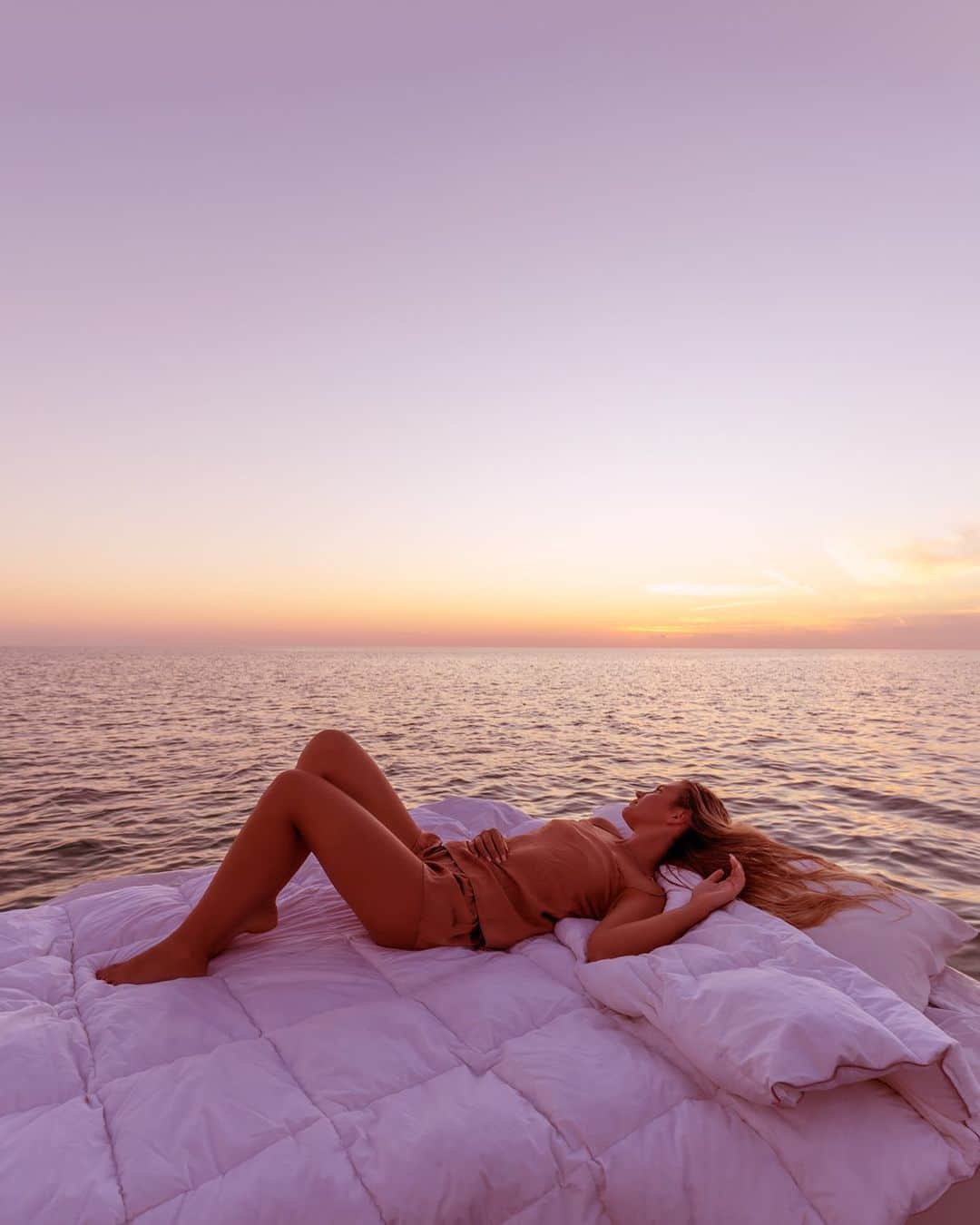 サシャ・カリスのインスタグラム：「Want to watch the stars with me? ✨」