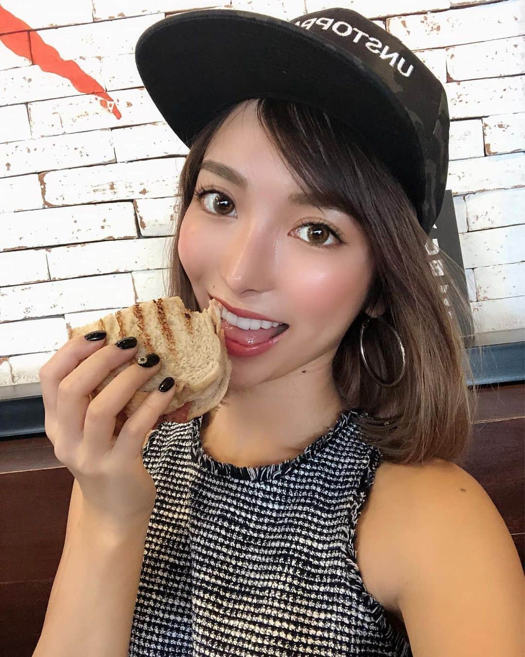 かにゃさんのインスタグラム写真 - (かにゃInstagram)「学校の近くのBo's Coffeeで☕️💕 ナチュラルメイクの楽ちんスタイル💄 海外にいる時は常にスッピンでシンプルでいたいよん😹 I want to minimalise my life. . . . #cebu #cebucity #philippines #philippines🇵🇭 #🇵🇭 #study #studyabroad #studyenglish #englishschool #englishclass #cafe #セブ #セブ島 #セブシティ #フィリピン #東南アジア #セブ島留学 #セブ留学 #語学留学 #語学学校 #留学 #短期留学 #留学生活 #カフェ #ナチュラルメイク」11月10日 0時50分 - kanya_435