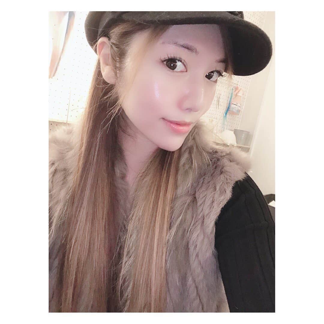 のインスタグラム：「小顔矯正〜💆‍♀️ スワイプ👉 ③キャビテーションで浮腫の原因お顔の脂肪を溶かしてます。 ④溶かした脂肪を表面に吸いあげてる よ。 ⑤カッサで老廃物を流してます。 ⑥皮膚科でも使われる細胞再生血清アンプルをたっぷり導入〜✨ ⑦小顔&ハリツヤふっくら肌の出来上がり😍 ・ ・ #長岡美容整体  #小顔矯正 #美容整体 #骨盤矯正 #キャビテーション #カッサ #ヘッドマッサージ #イオン導入 #細胞再生血清アンプル #美顔器 #水光パック #脂肪分解ジェル #脂肪燃焼ジェル #美容 #美容オタク #美容好きな人と繋がりたい #大阪 #大阪南船場 #大阪エステ #大阪美容」