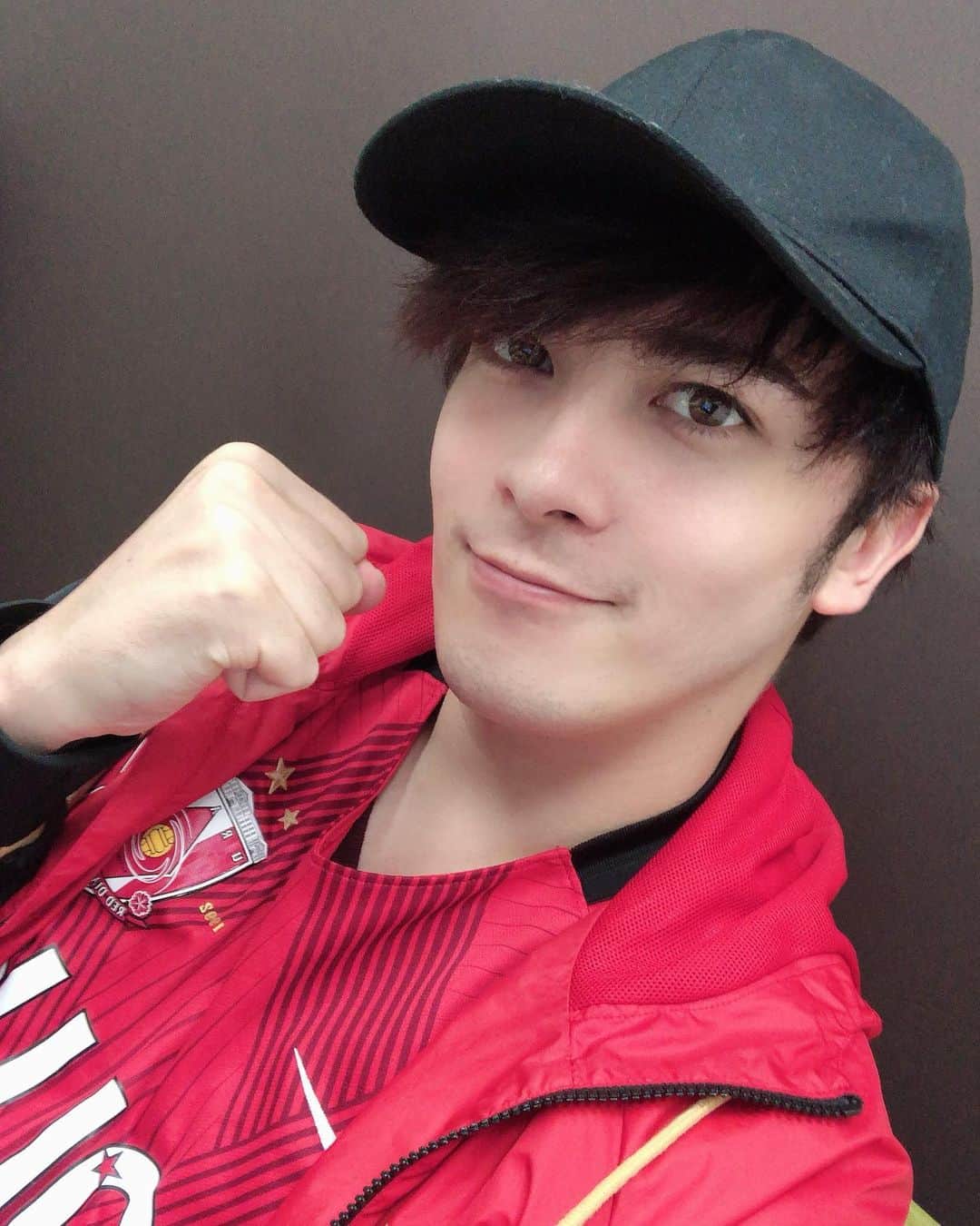 冨森ジャスティンのインスタグラム：「ACL決勝、自宅で応援するぜい。 何がなんでも勝って帰ってきて欲しい！ 今日だけでいいから、皆さん応援よろしくお願いします！ 地上波で放送してくれる日テレさんありがとう✨ 福岡空港で食べた大盛りのカツカレーがきっと効果を発揮するはず？！笑 #aclfinal #浦和レッズ」