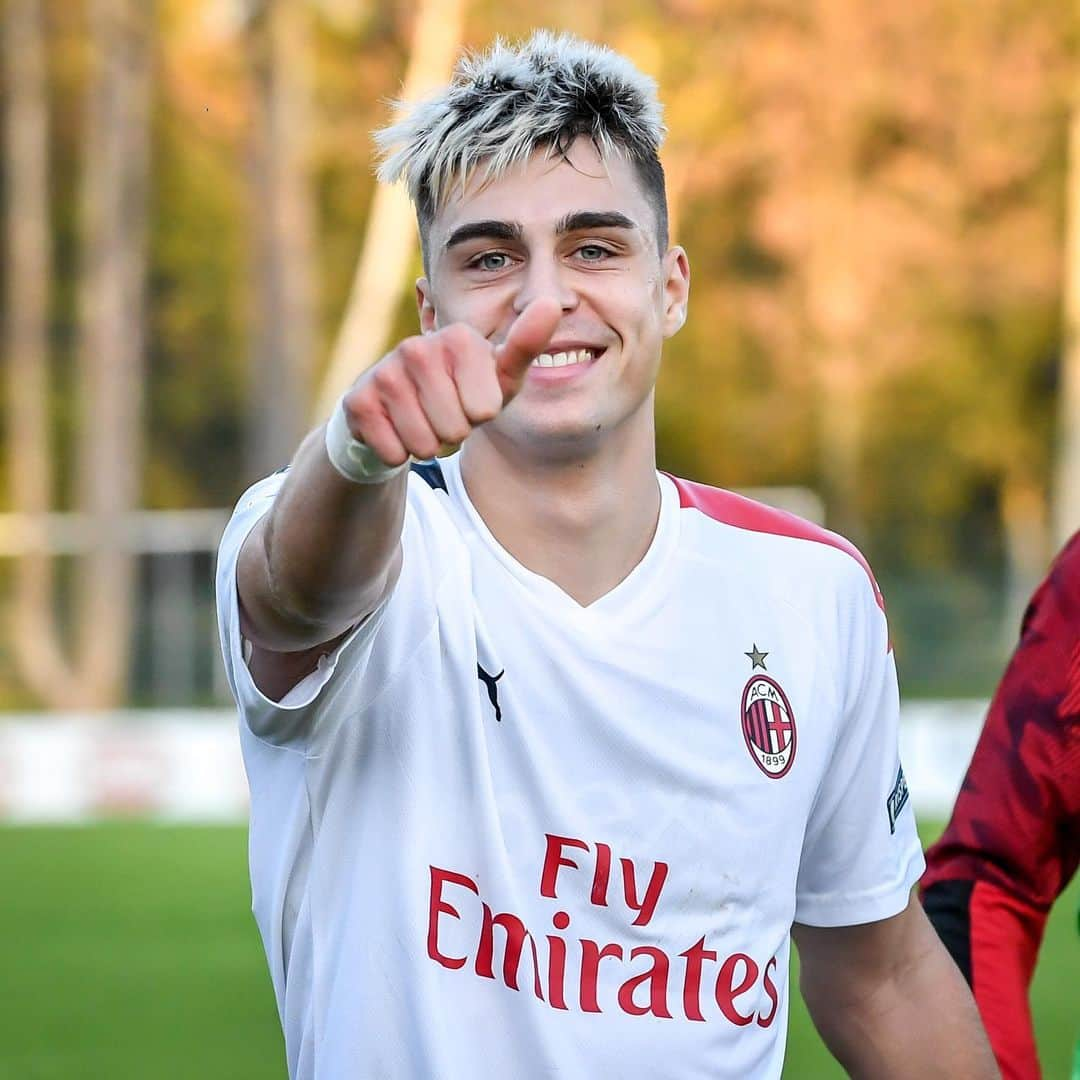 ACミランさんのインスタグラム写真 - (ACミランInstagram)「#MilanPrimavera 🆚 Hellas Verona  Sala, Maldini, Pecorino, Brescianini 🖐🏻 What a splendid win, boys. Keep it up! 🔴⚫ #MilanYouth」11月10日 1時13分 - acmilan