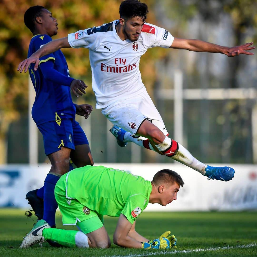 ACミランさんのインスタグラム写真 - (ACミランInstagram)「#MilanPrimavera 🆚 Hellas Verona  Sala, Maldini, Pecorino, Brescianini 🖐🏻 What a splendid win, boys. Keep it up! 🔴⚫ #MilanYouth」11月10日 1時13分 - acmilan