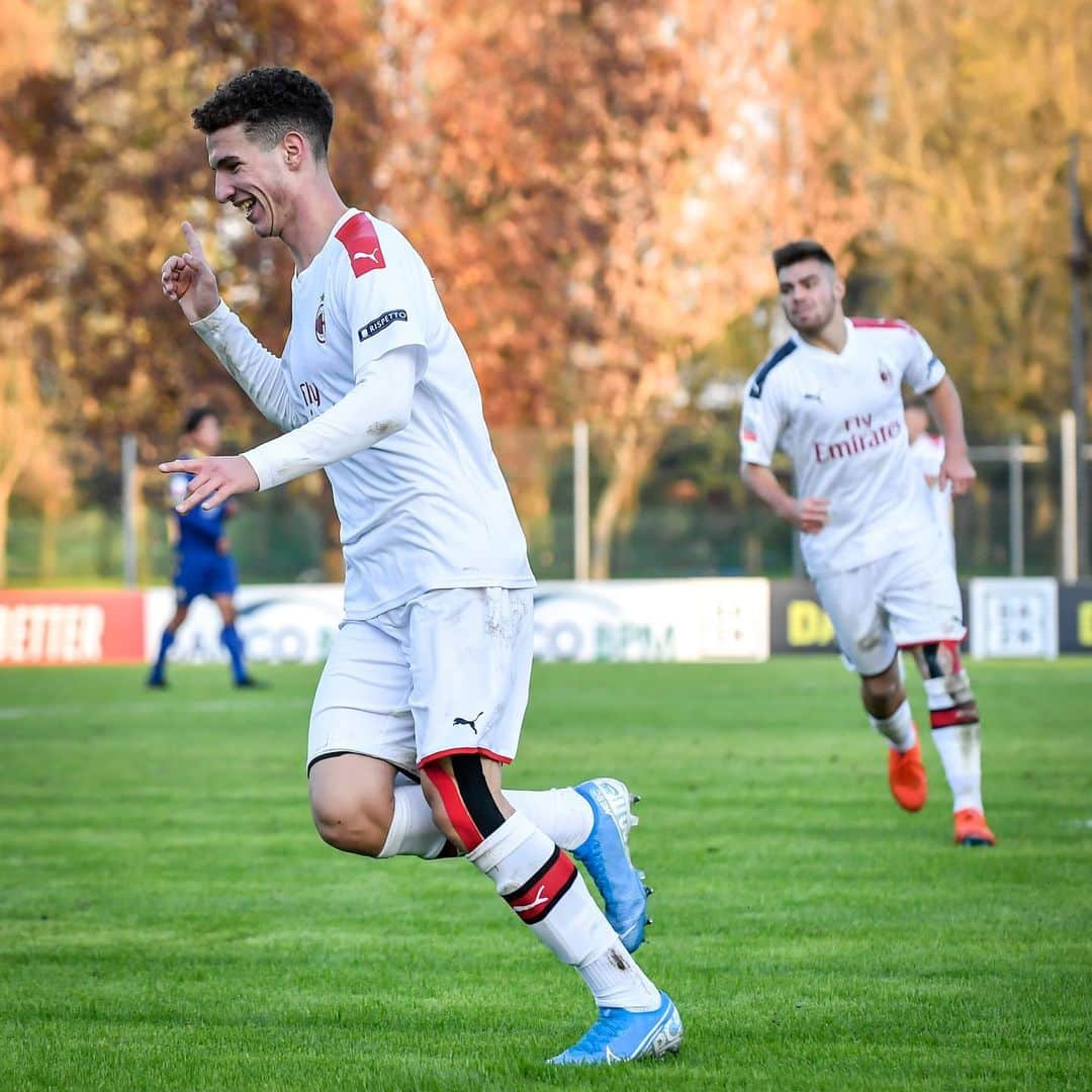 ACミランさんのインスタグラム写真 - (ACミランInstagram)「#MilanPrimavera 🆚 Hellas Verona  Sala, Maldini, Pecorino, Brescianini 🖐🏻 What a splendid win, boys. Keep it up! 🔴⚫ #MilanYouth」11月10日 1時13分 - acmilan