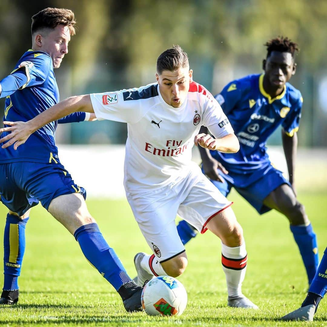 ACミランさんのインスタグラム写真 - (ACミランInstagram)「#MilanPrimavera 🆚 Hellas Verona  Sala, Maldini, Pecorino, Brescianini 🖐🏻 What a splendid win, boys. Keep it up! 🔴⚫ #MilanYouth」11月10日 1時13分 - acmilan