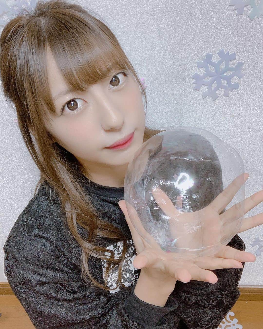 河合くるみさんのインスタグラム写真 - (河合くるみInstagram)「・ ・ ポリバルーン🎈🎈🎈 ・ 映え〜₍ᐢ ⁎⃙ ̫ ⁎⃙ ᐢ₎💕 ・ 楽しくて配信終わってからもぽんぽん遊んでた🎈 ・ ・ ちっちゃいとき遊ぶ感覚と、また違う発見がある気がする👀！！ でもおとなになっても大きく綺麗に膨らませると嬉しいね🥺💓 ・ みんなも機会があれば作ってみて〜🎈 ・ ・ ・ #ポリバルーン #ポリ風船 #ふうせん #シャボン玉 #なつかしい #昔の遊び #こども #映え #写真映え #今の子知らない #20代女子 #followme #balloon #ライブ配信 #pococha #くるみんちゃん」11月10日 1時15分 - 6v6_krm