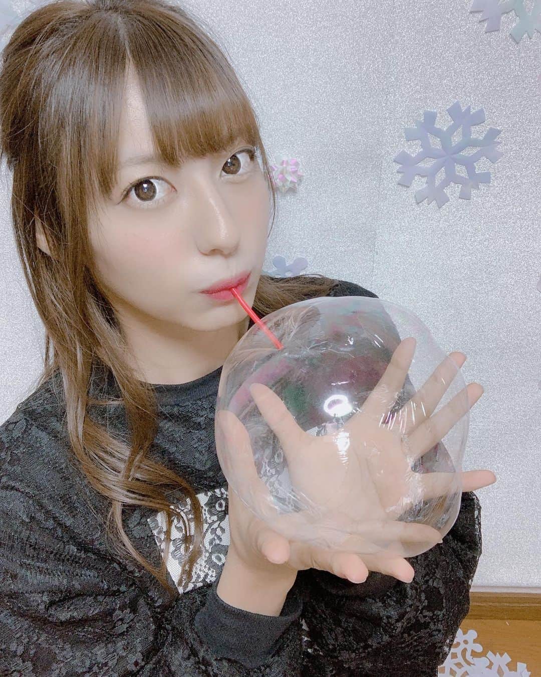 河合くるみさんのインスタグラム写真 - (河合くるみInstagram)「・ ・ ポリバルーン🎈🎈🎈 ・ 映え〜₍ᐢ ⁎⃙ ̫ ⁎⃙ ᐢ₎💕 ・ 楽しくて配信終わってからもぽんぽん遊んでた🎈 ・ ・ ちっちゃいとき遊ぶ感覚と、また違う発見がある気がする👀！！ でもおとなになっても大きく綺麗に膨らませると嬉しいね🥺💓 ・ みんなも機会があれば作ってみて〜🎈 ・ ・ ・ #ポリバルーン #ポリ風船 #ふうせん #シャボン玉 #なつかしい #昔の遊び #こども #映え #写真映え #今の子知らない #20代女子 #followme #balloon #ライブ配信 #pococha #くるみんちゃん」11月10日 1時15分 - 6v6_krm