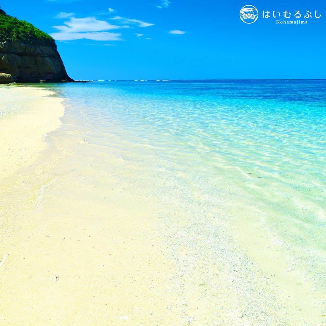 HAIMURUBUSHI はいむるぶしさんのインスタグラム写真 - (HAIMURUBUSHI はいむるぶしInstagram)「旅先で出会う美しい海… 真っ白な砂浜に打ち寄せる波の煌めき、そして心に染み入る波音… 日常の生活で疲れた精神を癒してくれる心地よさ…  I Love Okinawa #沖縄 #八重山諸島 #砂浜 #青い海 #波音 #小浜島 #はいむるぶし #japan #okinawa #yaeyamaislands #whitebeach #bluesea #wave #kohamajima #haimurubushi @masafumi_takezawa_okinawa」11月10日 1時15分 - haimurubushi_resorts