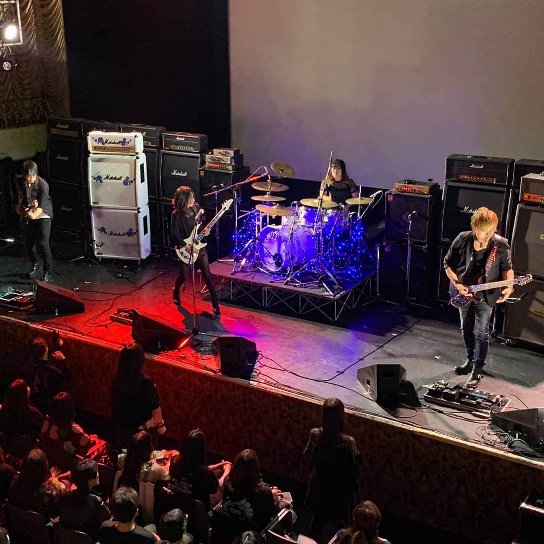 のインスタグラム：「Marshall GALA 2へご来場ありがとうございました！めっちゃ楽しかった🤩 イギリスから来ていたMarshallの皆さん、スタッフの皆さんありがとうございました！凄く素敵なイベントだったと思う。2022年にもあることを期待しておきましょう。シゲさん、美幸さんもありがとうございました。お疲れ様です！  そしてD_Driveはサプライズで新曲披露！ 私とSeijiさんはアンプが3段積みに!! もう嬉しすぎて！ 新曲もなかなかの評判ですよ～☺️ 明日からはD_Drive感謝の47都道府県ツアーが始まります！ D_DriveRの皆！よろしくお願いします！  Thank you for coming to Marshall GALA 2. I hope you enjoyed the show. It was very fun! D_Drive performed a new song!  And look at my white Marshall!! I got my B cabinet as well.Thank you very much Marshall!!!!!! We're gonna play at Atsugi Thunder Snake tomorrow night. All 47 Prefectures in Japan Tour will start!! I can't wait. See you tomorrow.  #D_Drive #marshall #marshallgala2 #rock #guitar」
