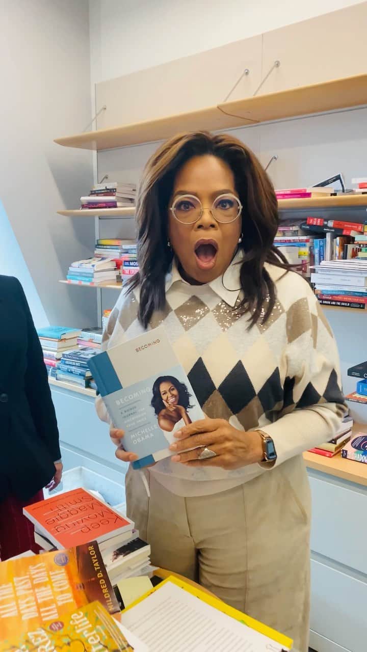 オプラ・ウィンフリーのインスタグラム：「One of my favorite things to do is rummage through @oprahmagazine’s book editor @leighhaberrr‘s office. She has all the latest books often before they’re published. What to my wondering eyes did appear.. a new faaaavorite thing! Tap the link in my bio to get it 📚 @michelleobama」