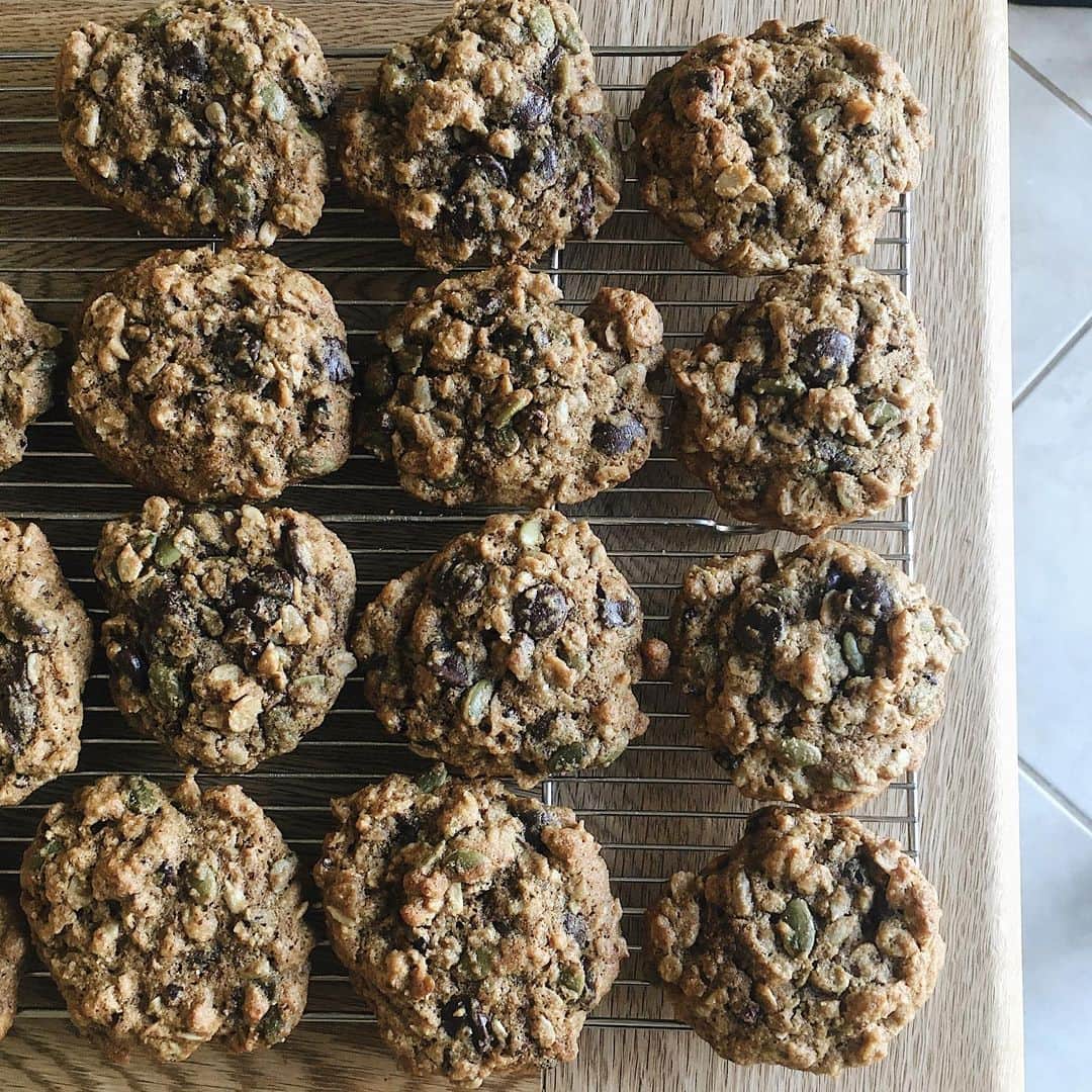 miyoのインスタグラム：「・ 最近作り続けてるクッキー。 やっと自分レシピになったかな。  オイルはグラスフェッドバターとココナッツオイル。 甘みはココナッツシュガー。 グルテンフリーで、oat、sunflower seed、pumpkin seed、カカオニブたっぷり。  ソフトな焼き上がりにして、アメリカらしいchewyを楽しんでいる🐷」