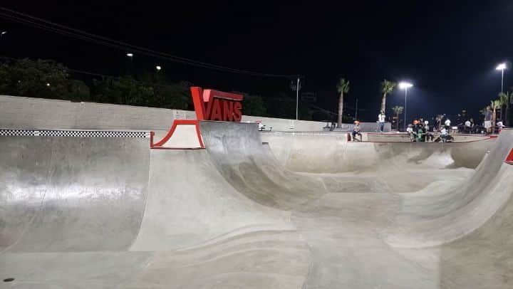 岡本碧優のインスタグラム：「Friday night session at Vans Huntington Beach with @ken13suke 🙏🙏🙏 📹@ray0221  @santacruzskateboards @santacruzwmns @independenttrucks @rictawheels @bronsonspeedco @dcshoes_japan @dc_skateboarding @hi_5.skatepark @division_osaka @triforce_krew #6556skateboarding」