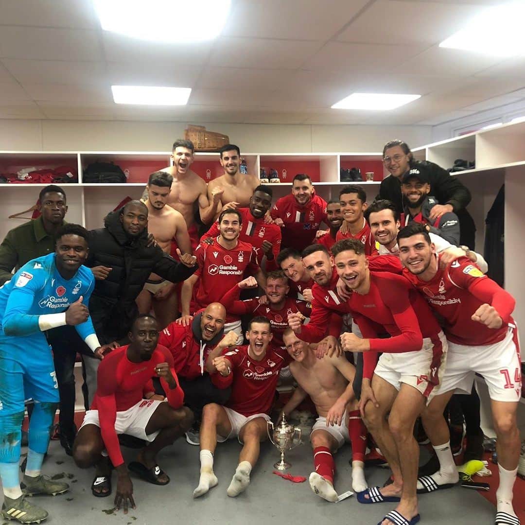 ヨアン・ベナルアンのインスタグラム：「Team spirit big win today uuuuu redssssssss #yb29pablopicasso @officialnffc #nottingham #nottinghamforest 🦅🔴」